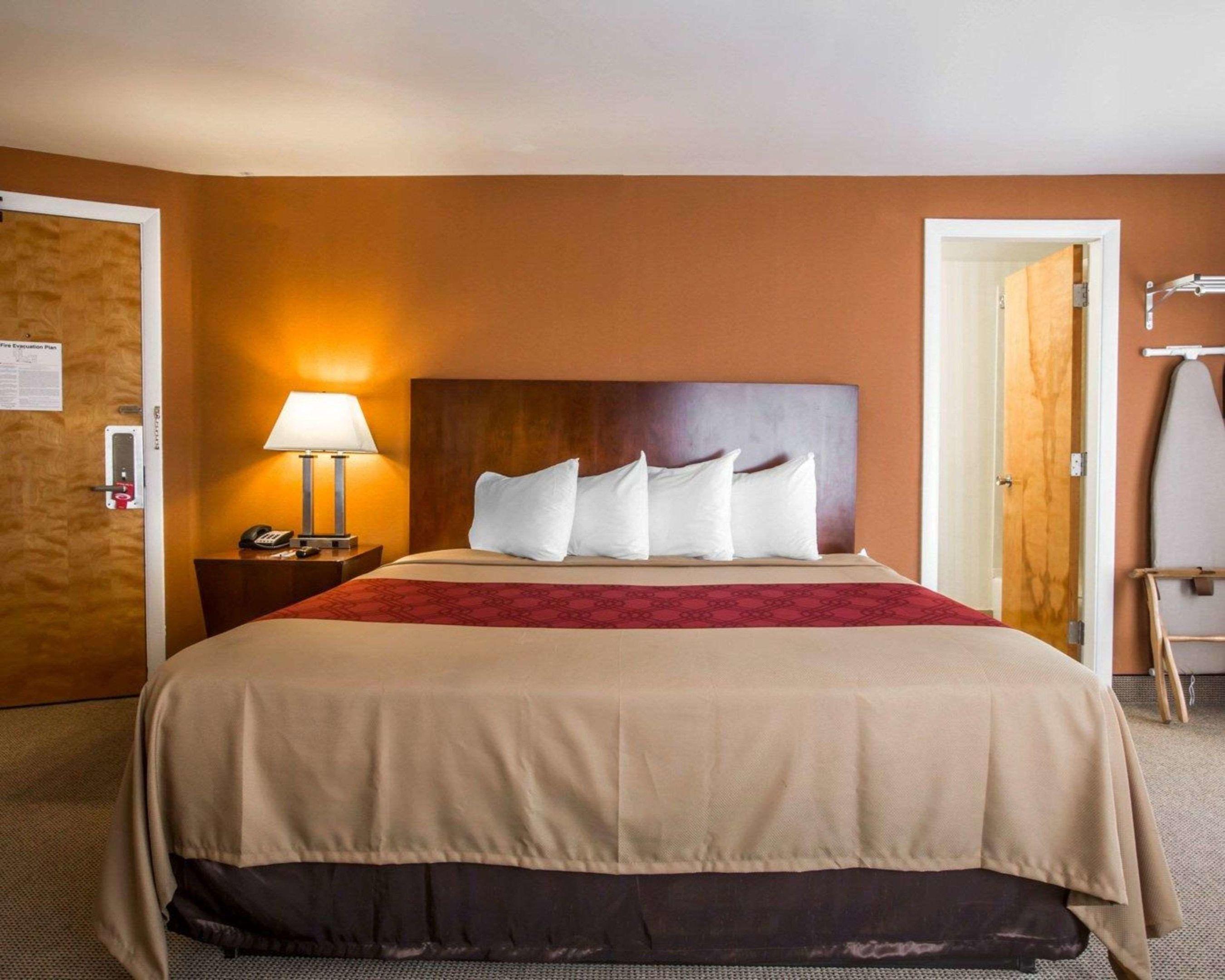 Econo Lodge Lakes Region — photo 4