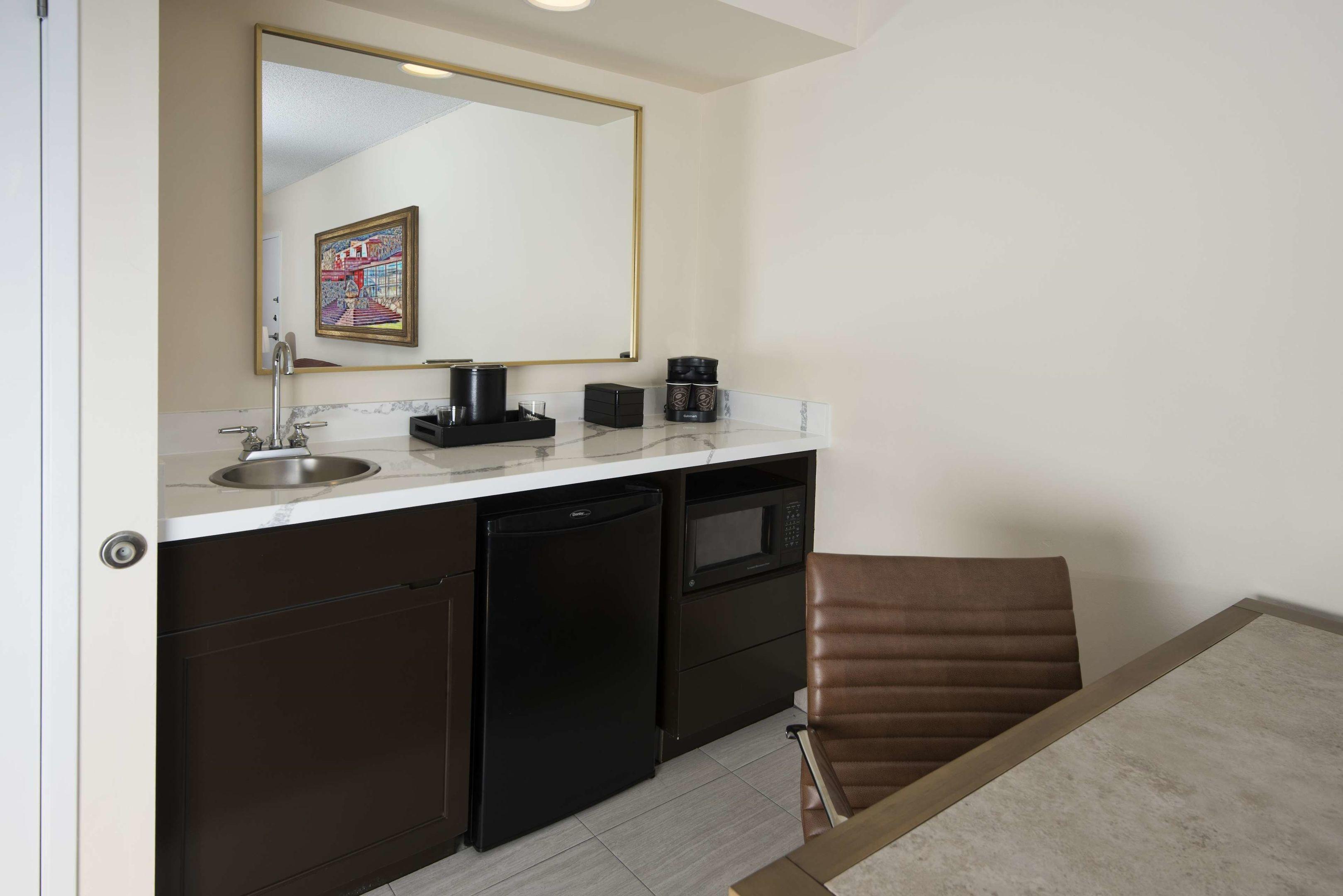 Embassy Suites by Hilton Phoenix Scottsdale — photo 3
