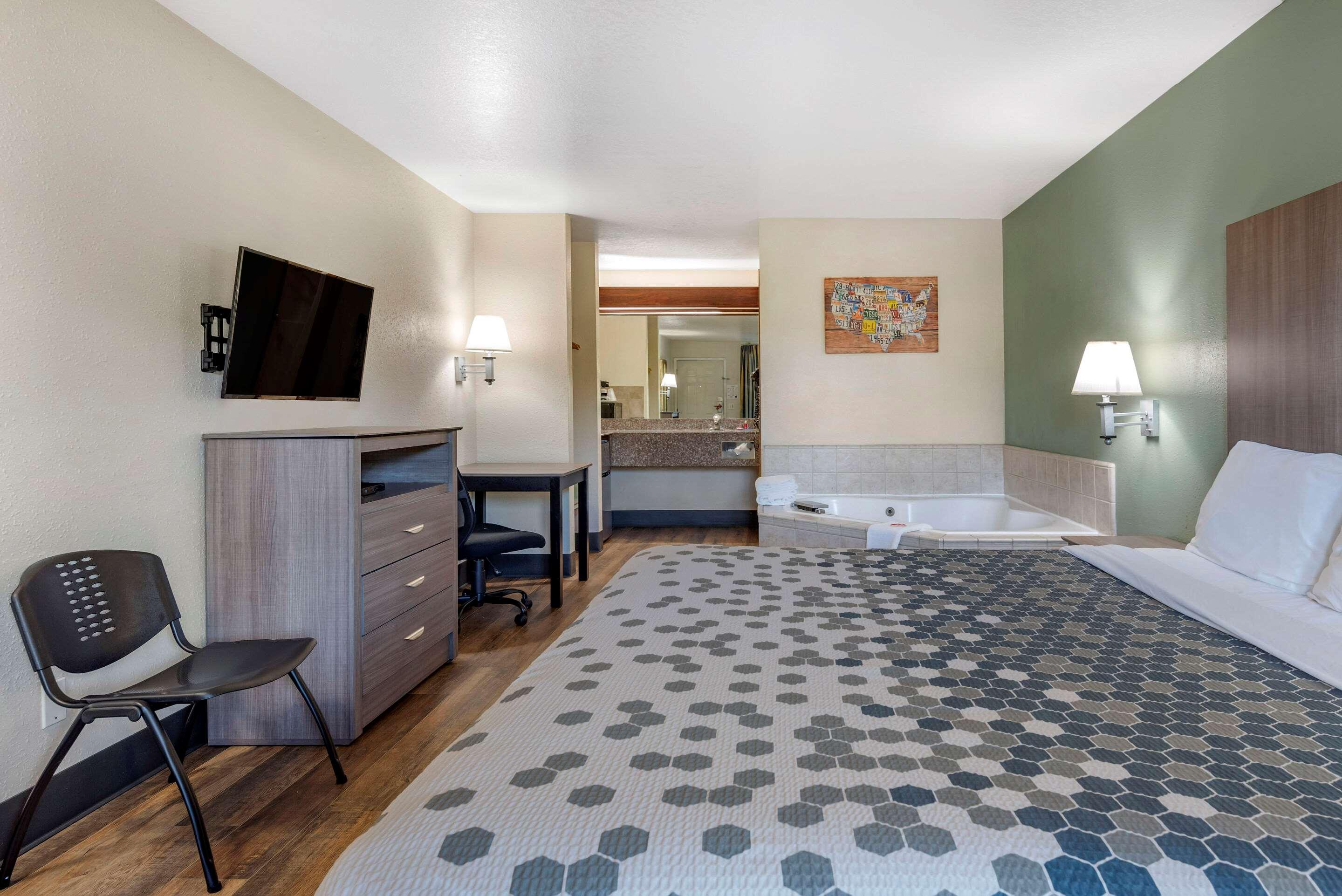 Econo Lodge at Port of Portland — photo 4