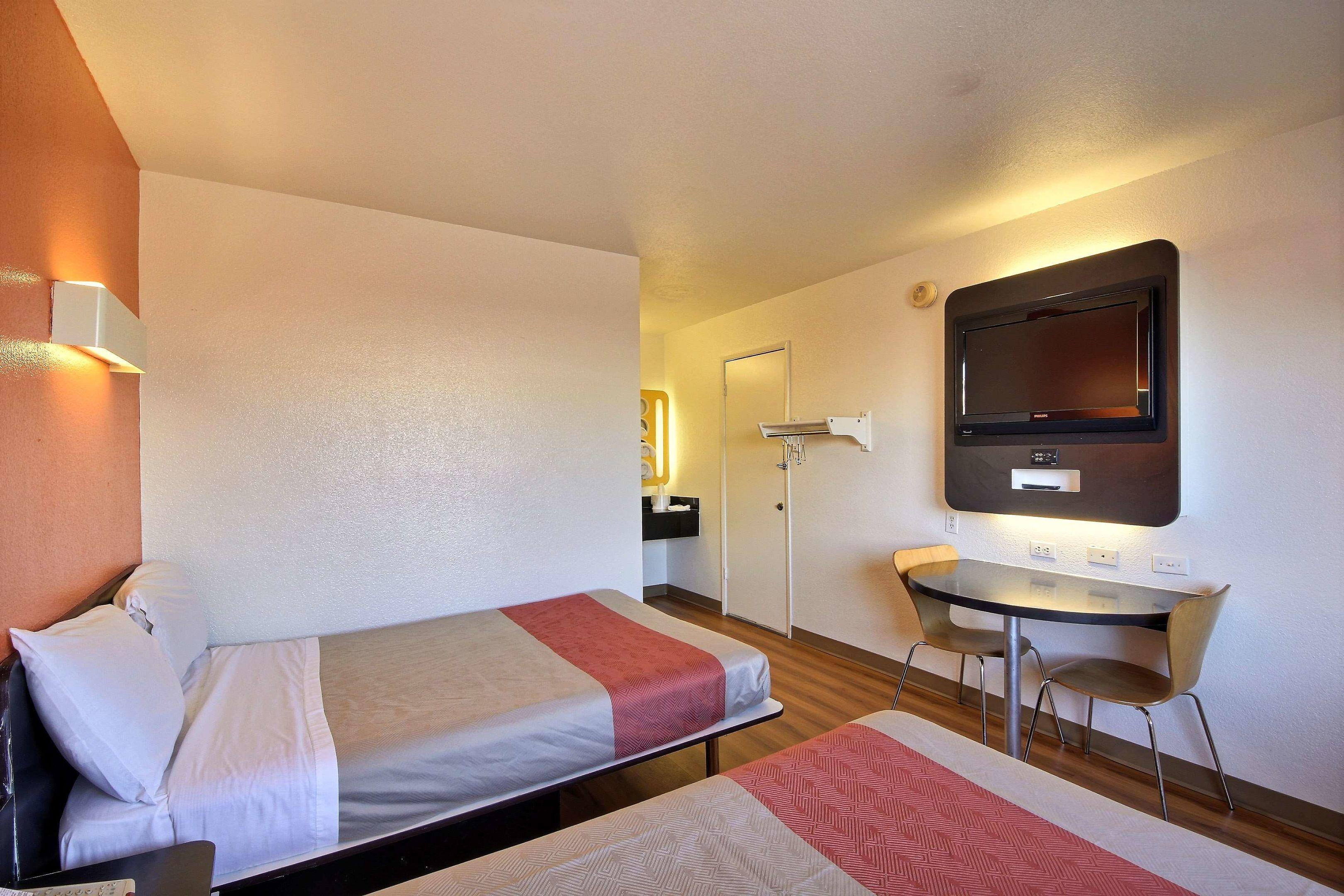 Motel 6 Laredo South — photo 4