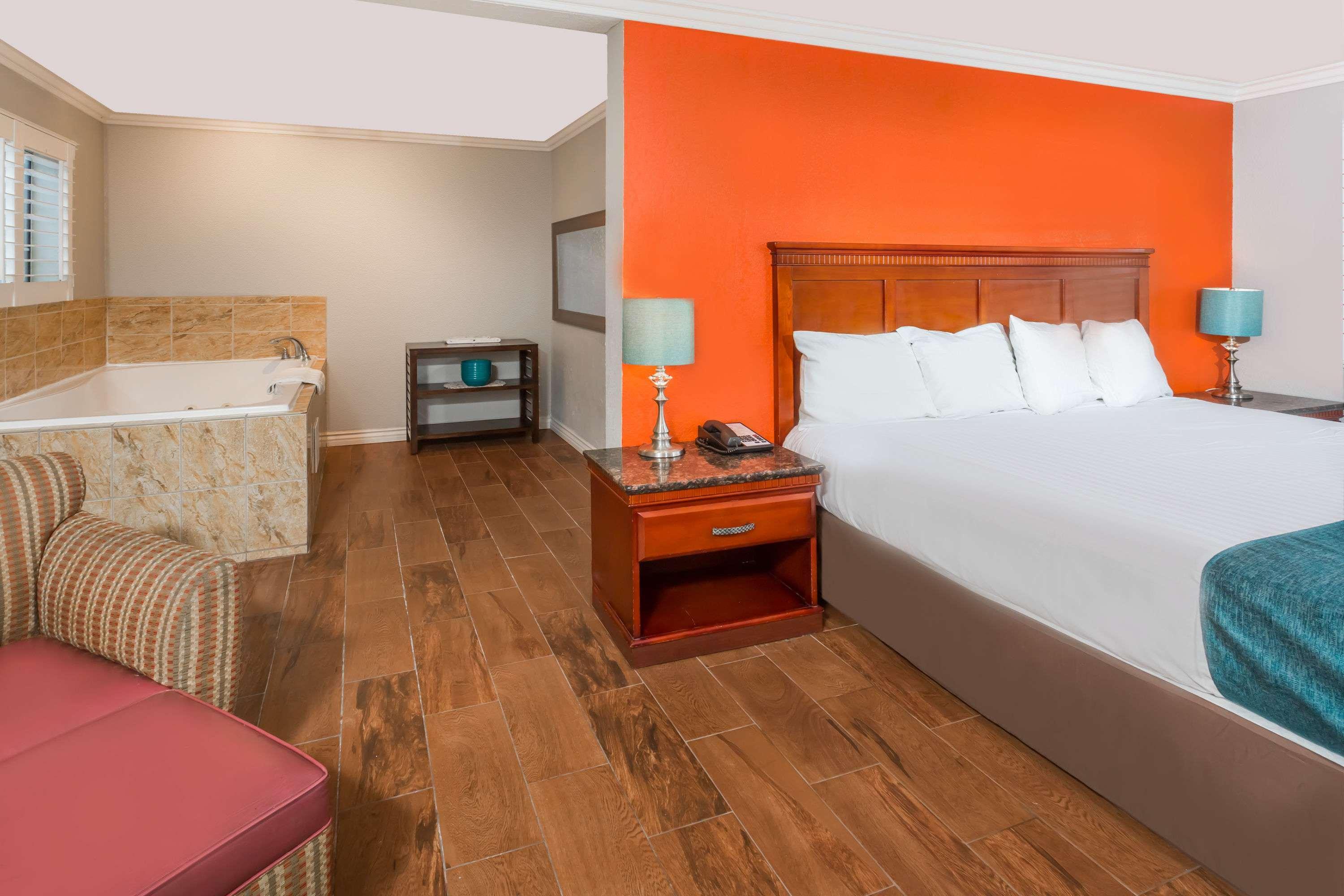 Howard Johnson by Wyndham Orange Hotel & Suites — photo 4
