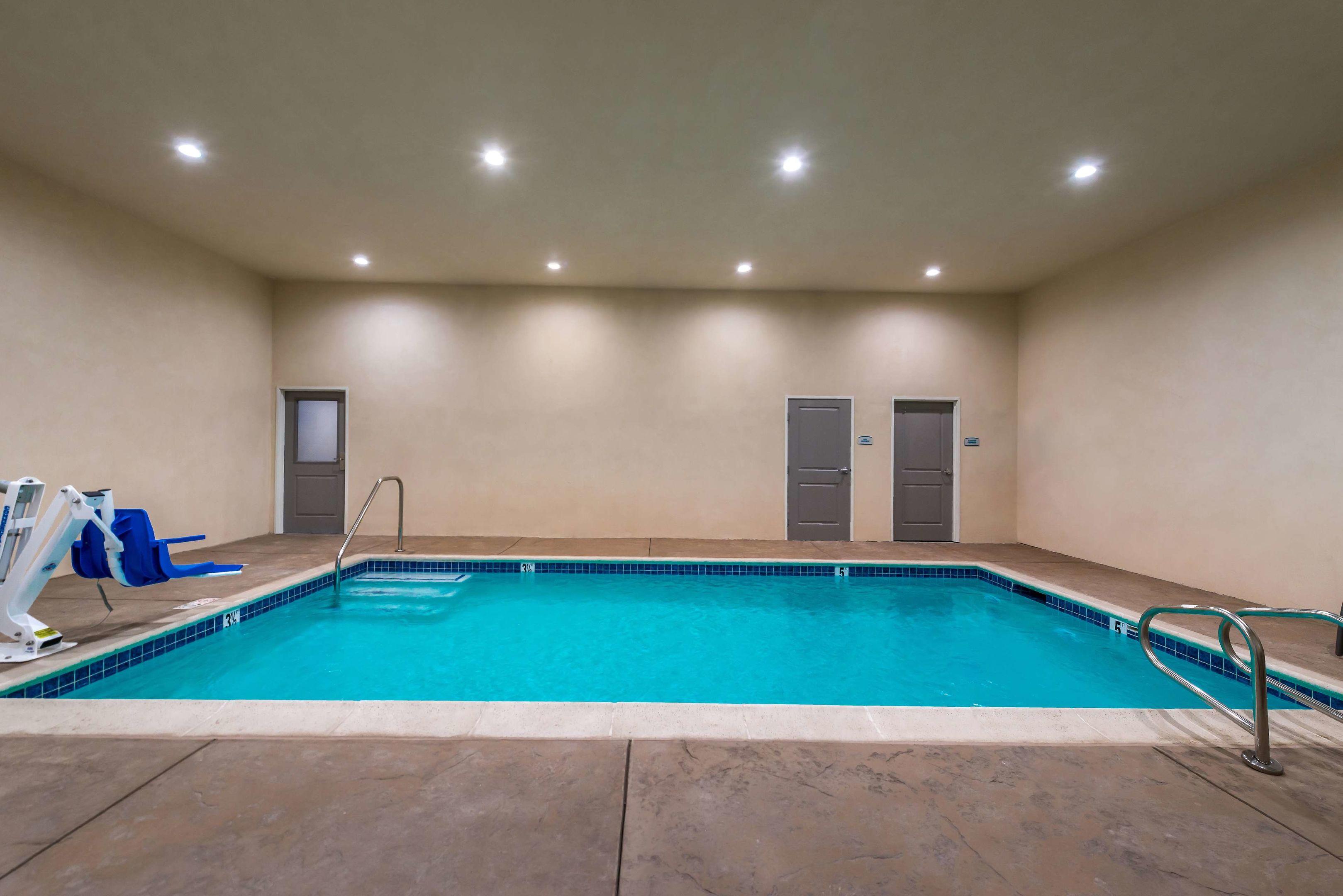 Best Western Plus Temecula Wine Country Hotel & Suites — photo 4