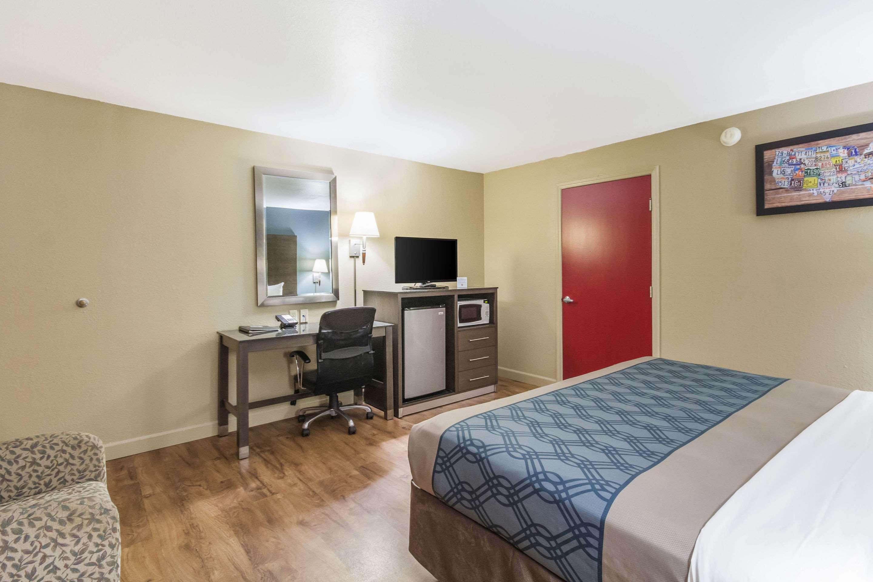 Econo Lodge Inn & Suites I-35 at Shawnee Mission — photo 4