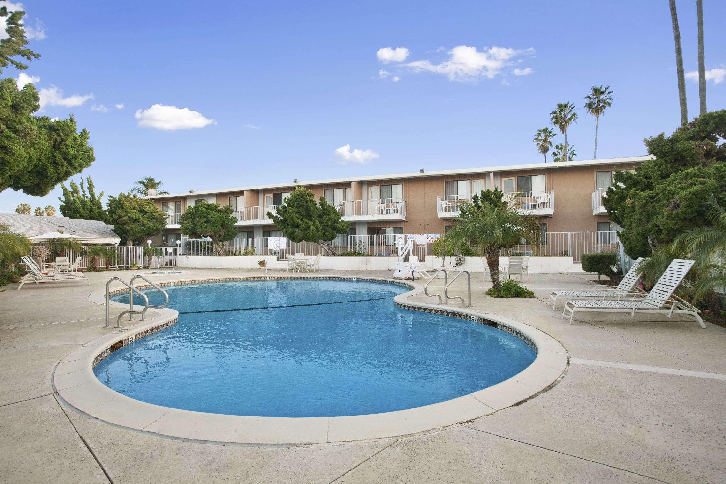 Ramada by Wyndham Torrance — photo 3