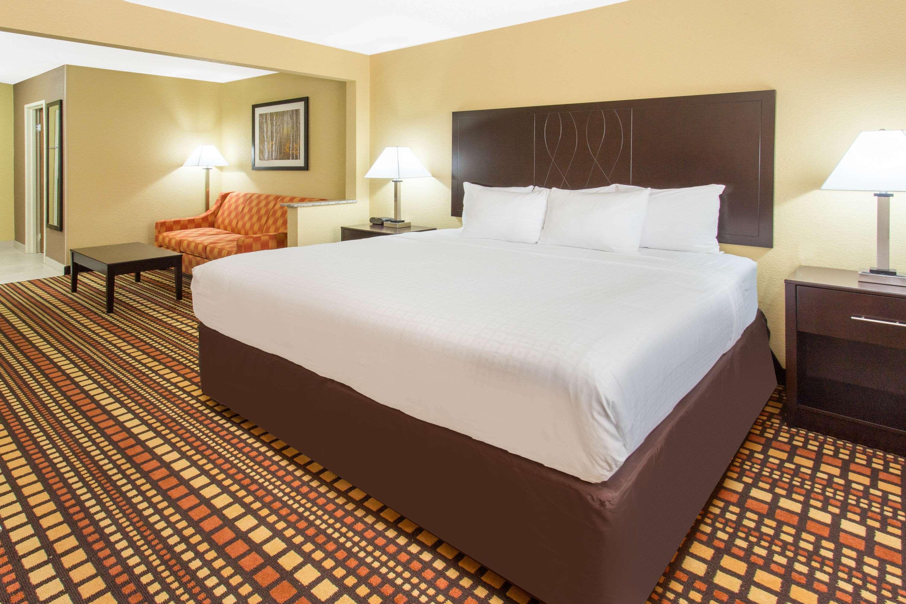 Days Inn & Suites by Wyndham Davenport East — photo 5