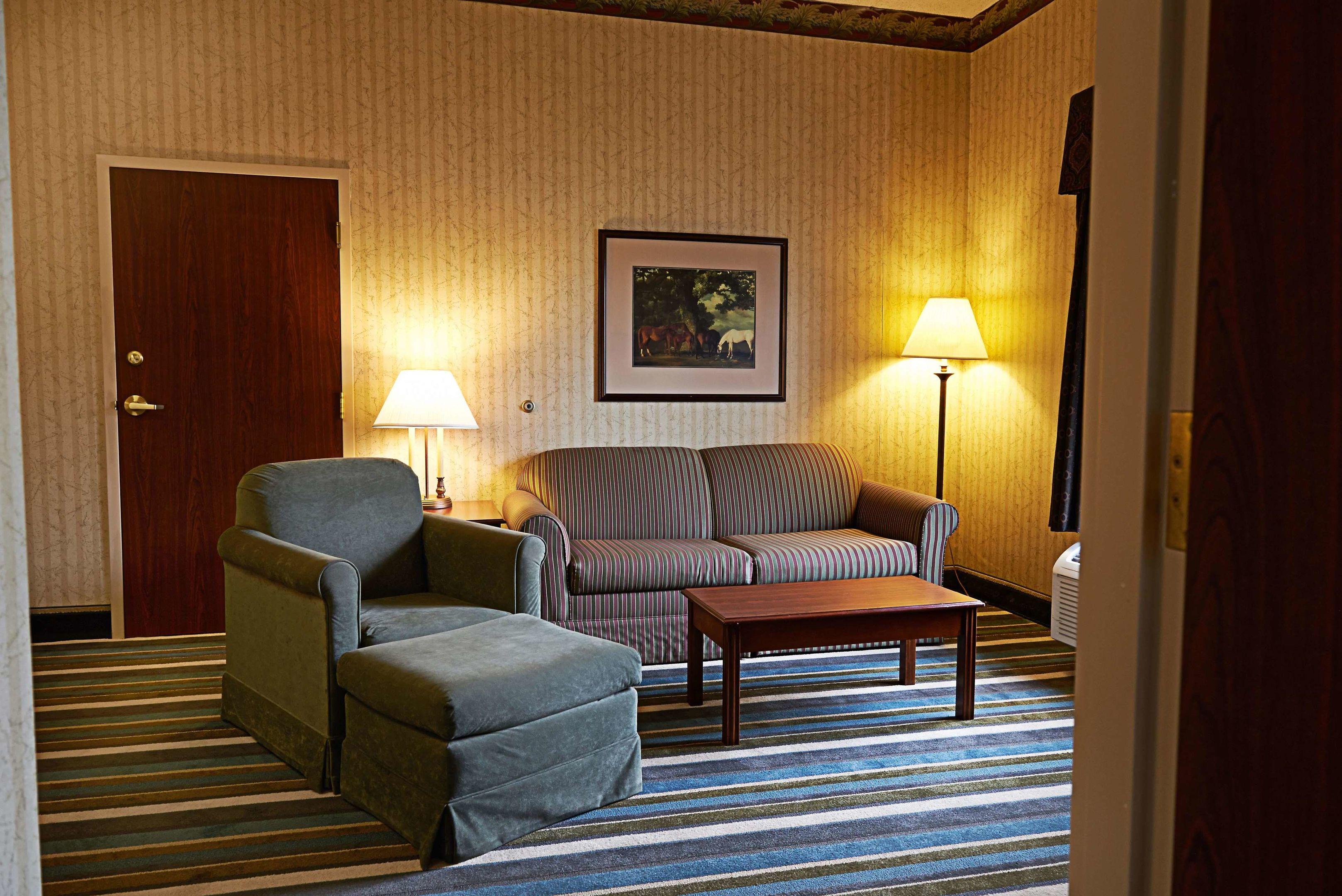 Hampton Inn & Suites Scottsburg — photo 4