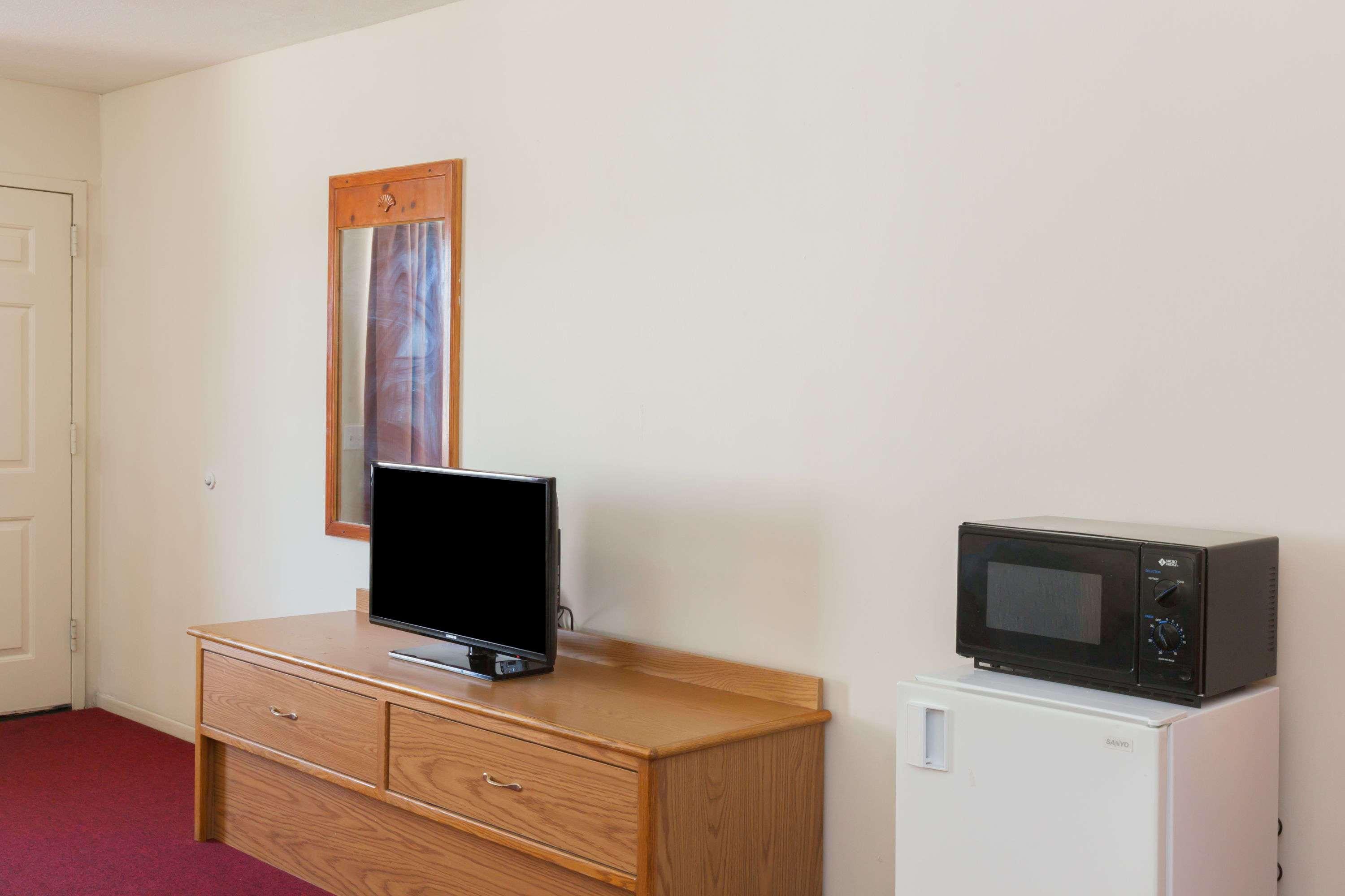 Days Inn Near Six Flags - Magic Mountain — photo 5