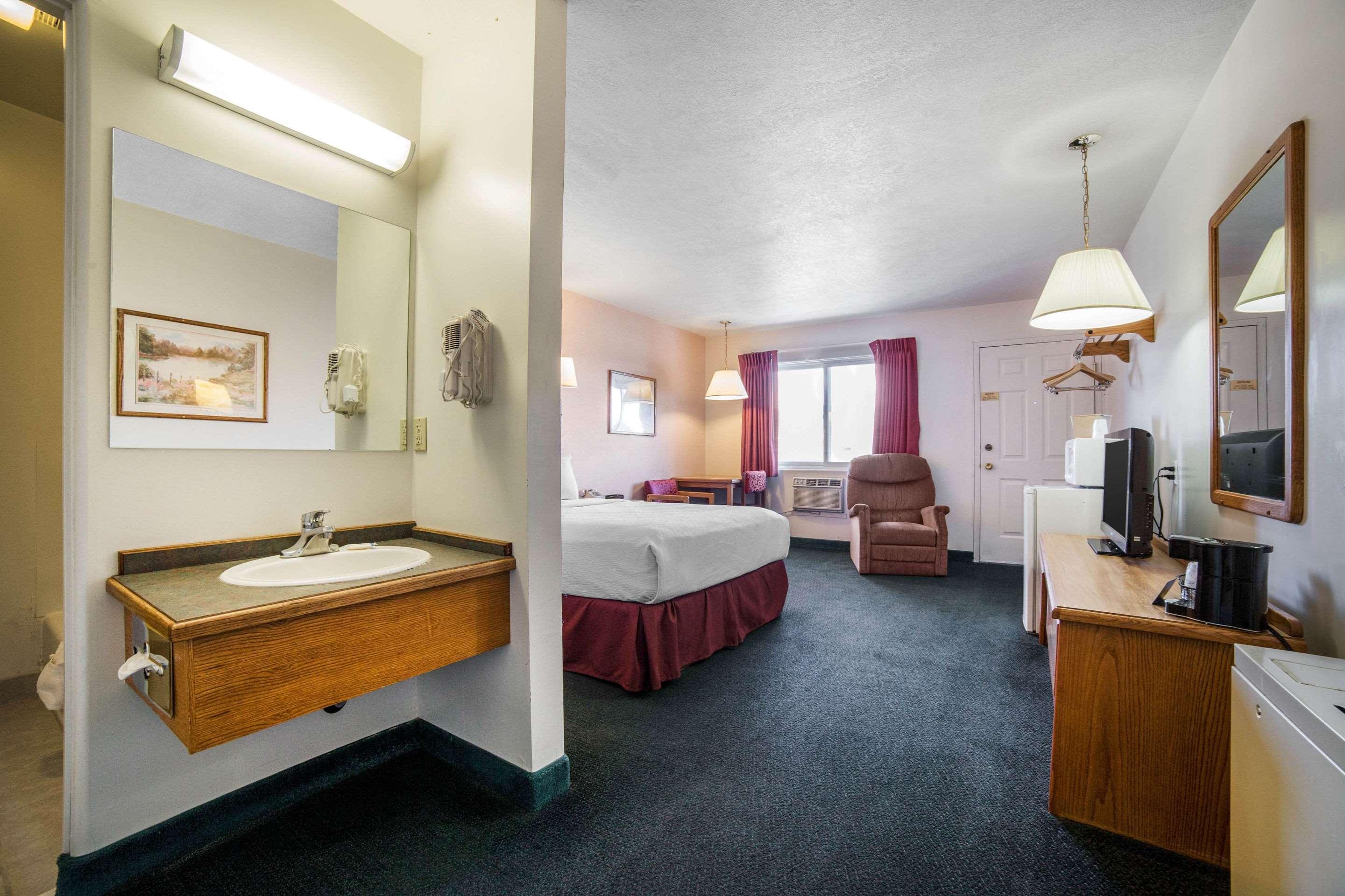 Rodeway Inn Whitehall — photo 5