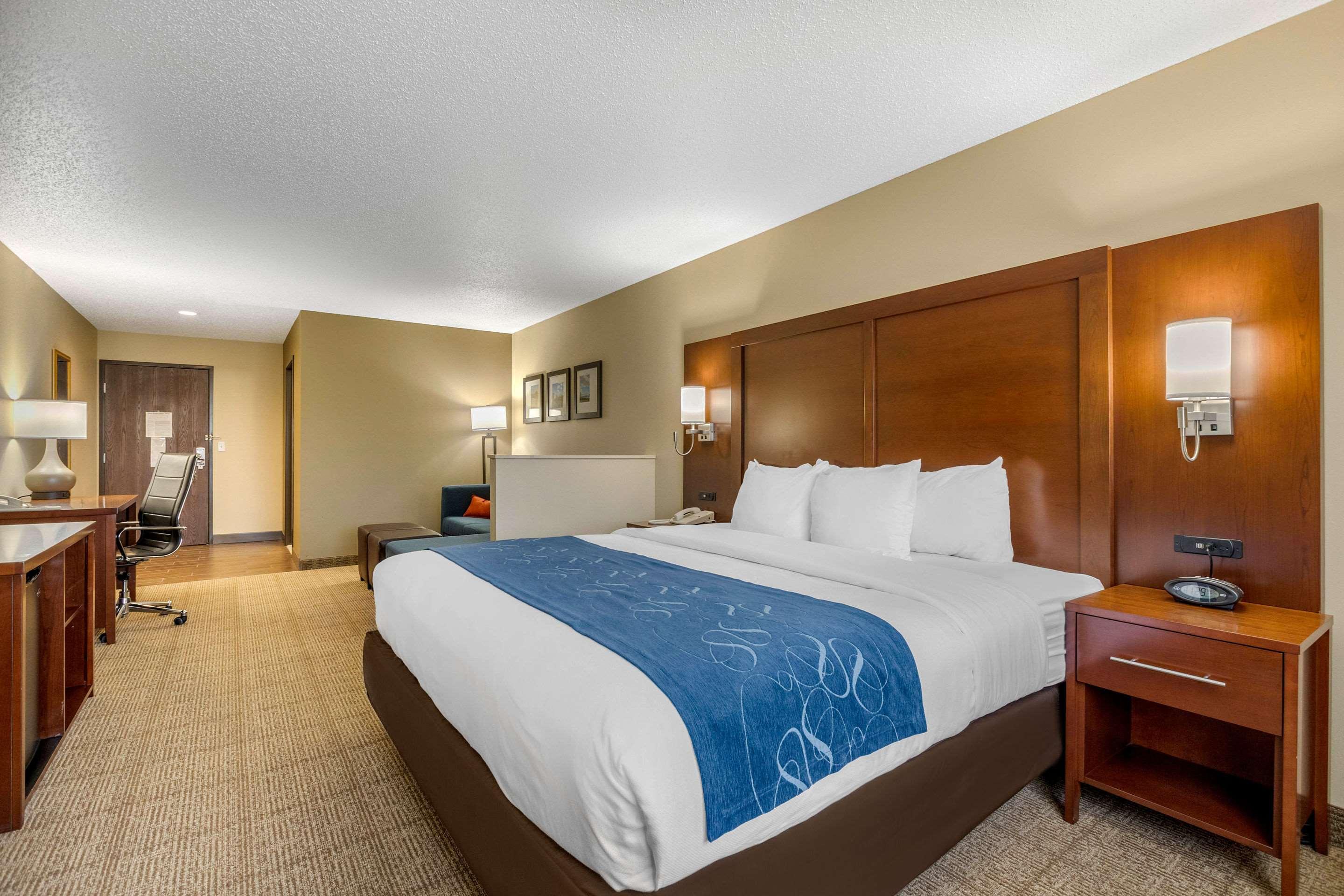 Comfort Suites — photo 4