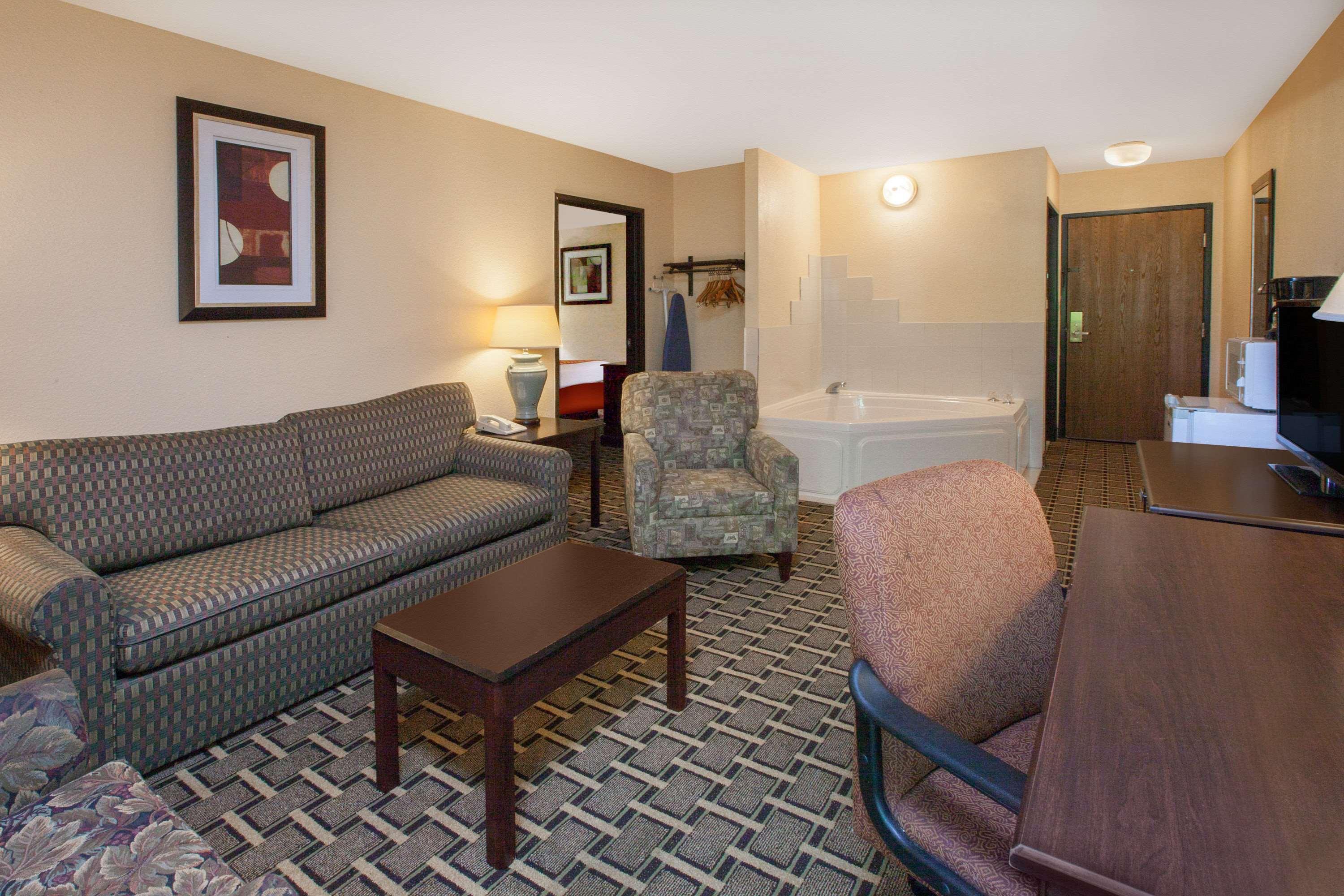 Days Inn & Suites Madison Heights — photo 4