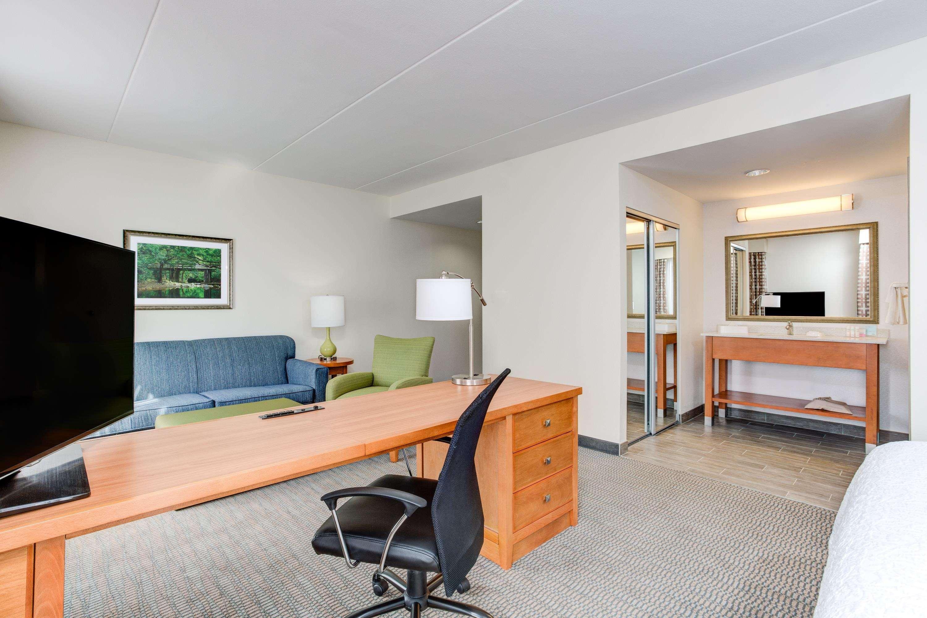 Hampton Inn and Suites Manchester — photo 5