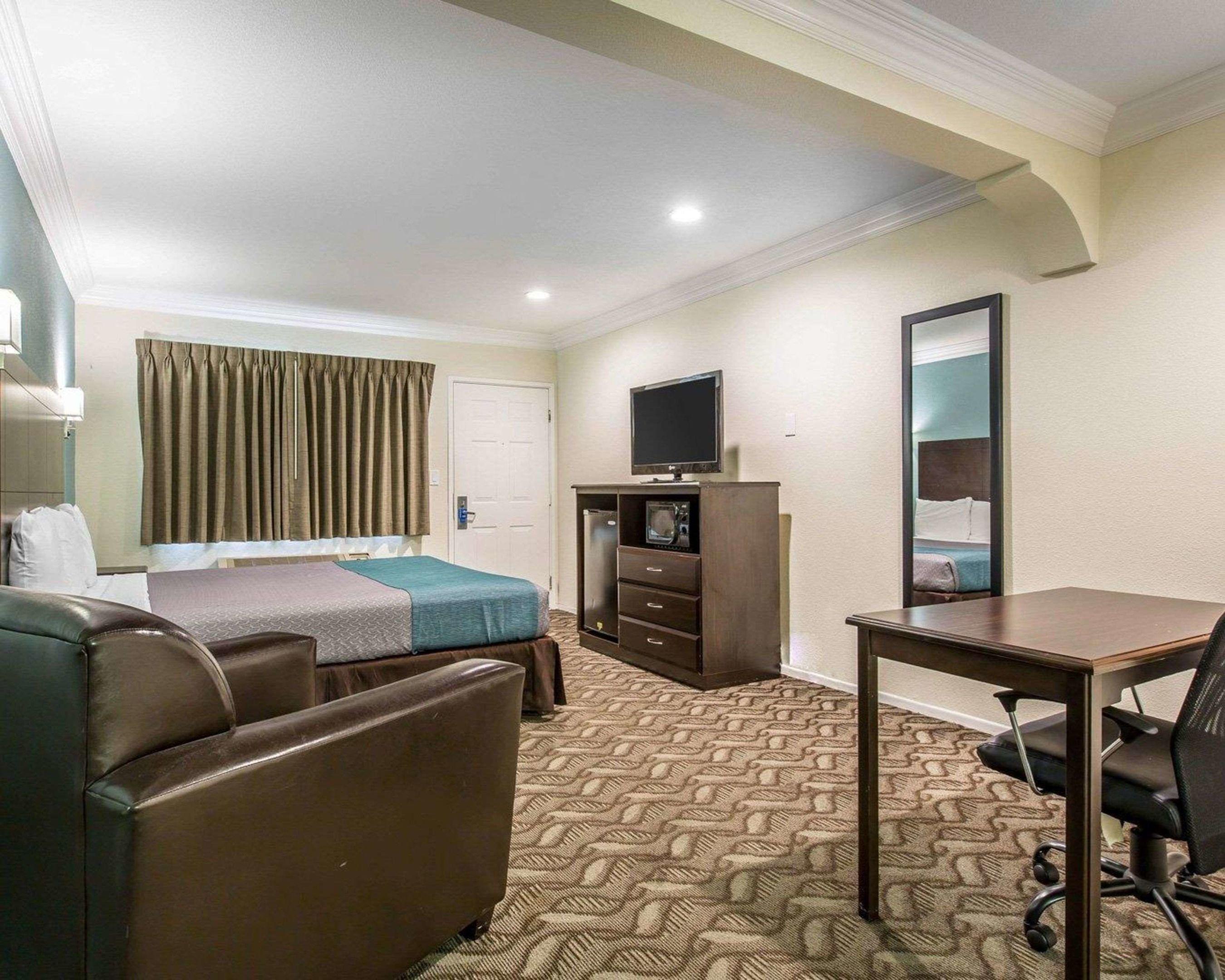 Rodeway Inn & Suites — photo 5