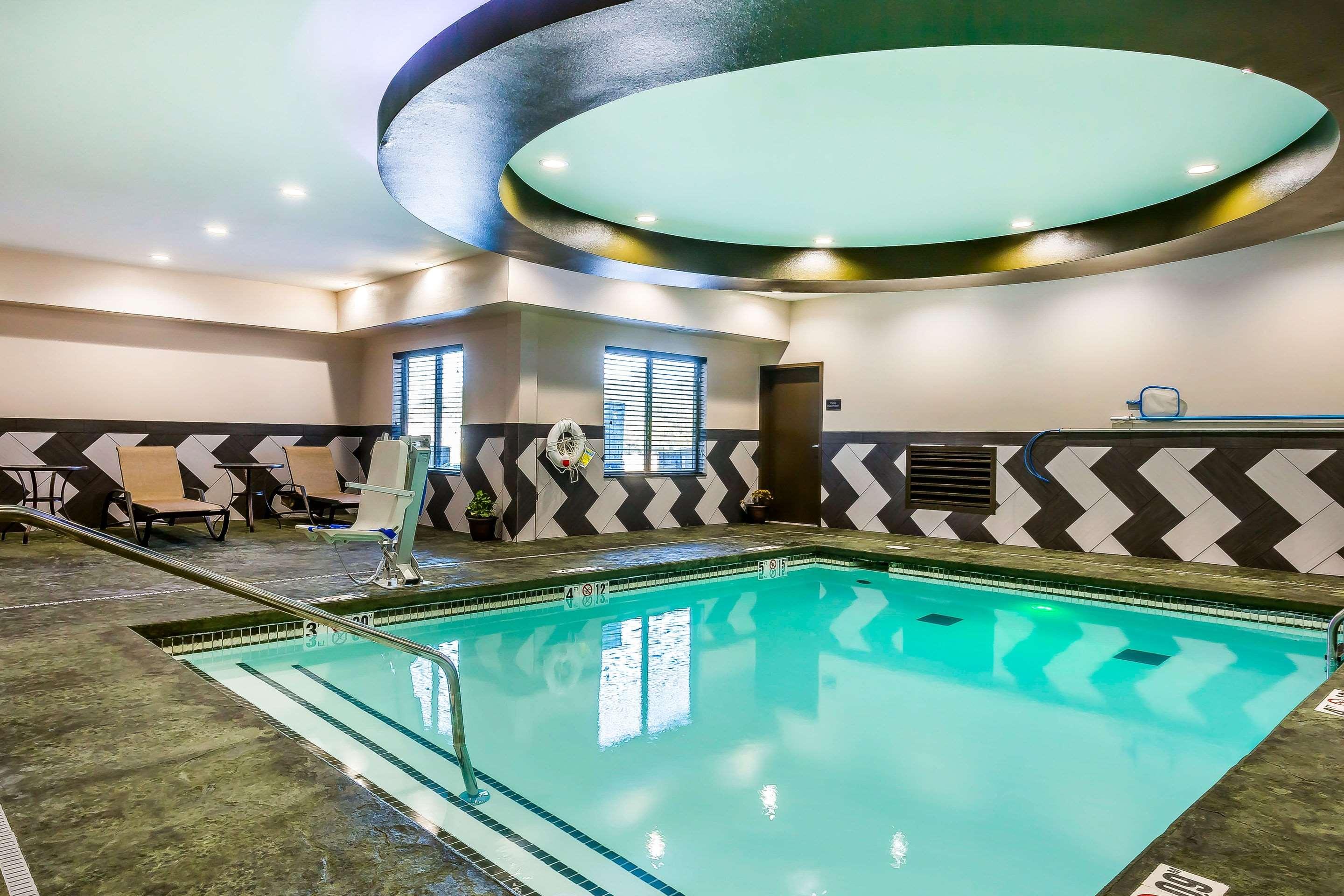 Comfort Inn & Suites — photo 4