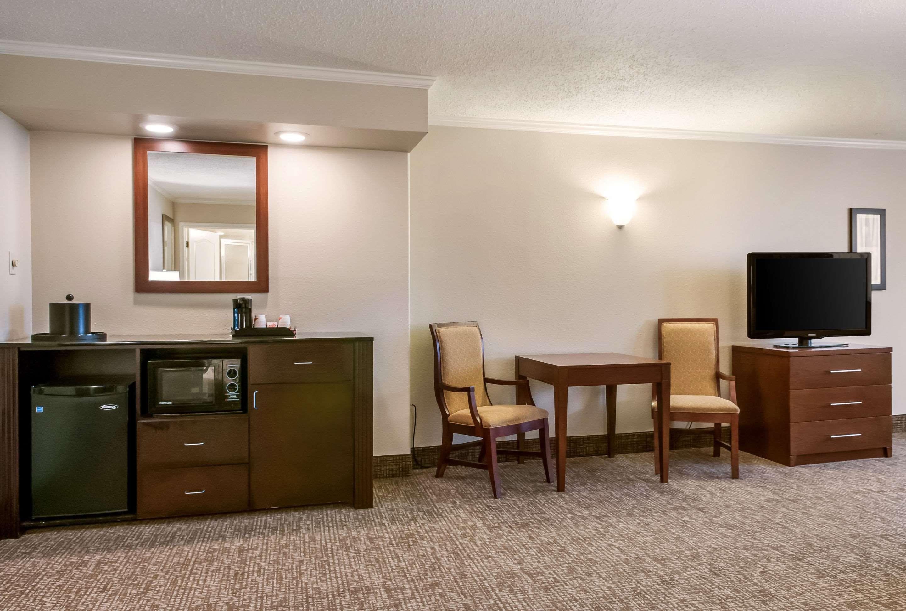 Comfort Inn & Suites — photo 4