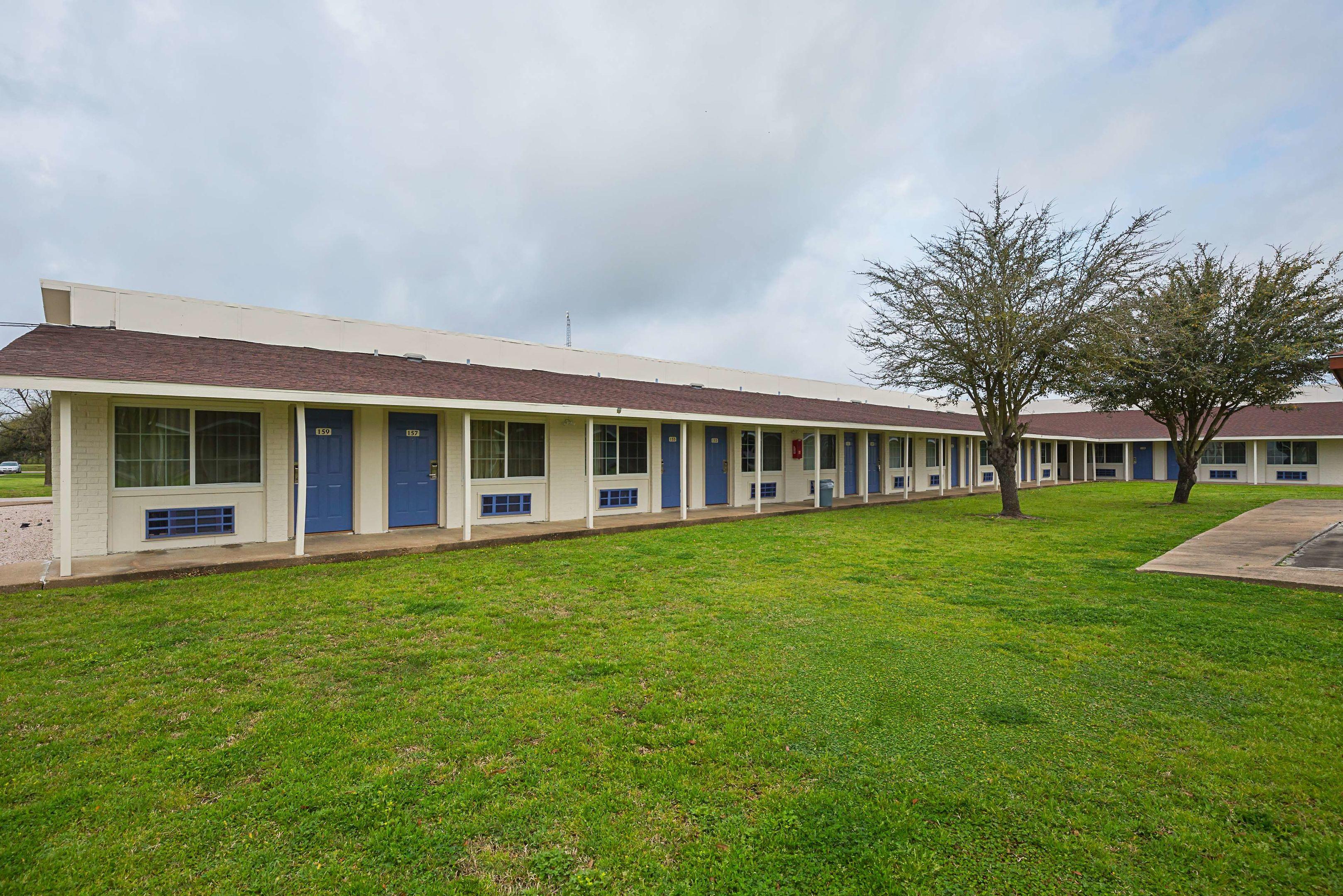 Motel 6 Madisonville — photo 5