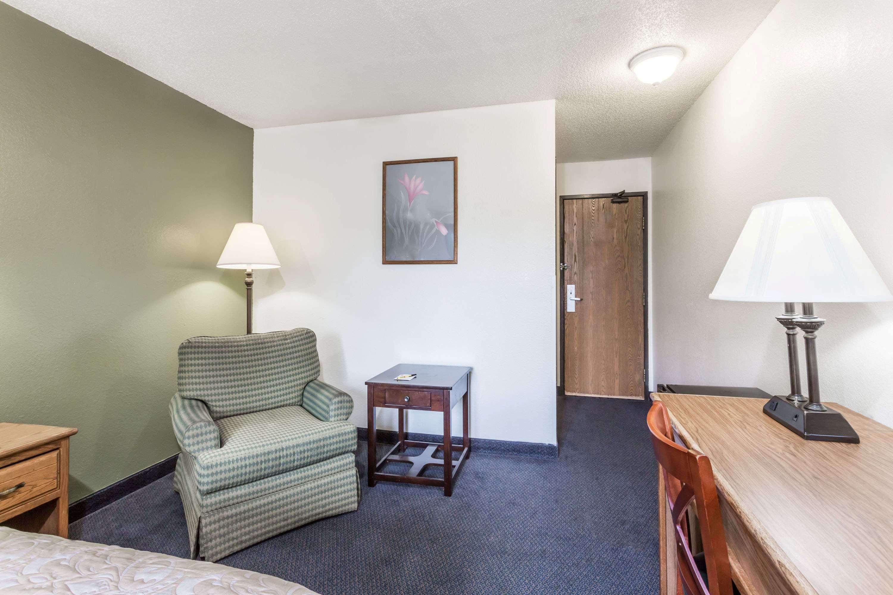 Super 8 by Wyndham Hampton — photo 4