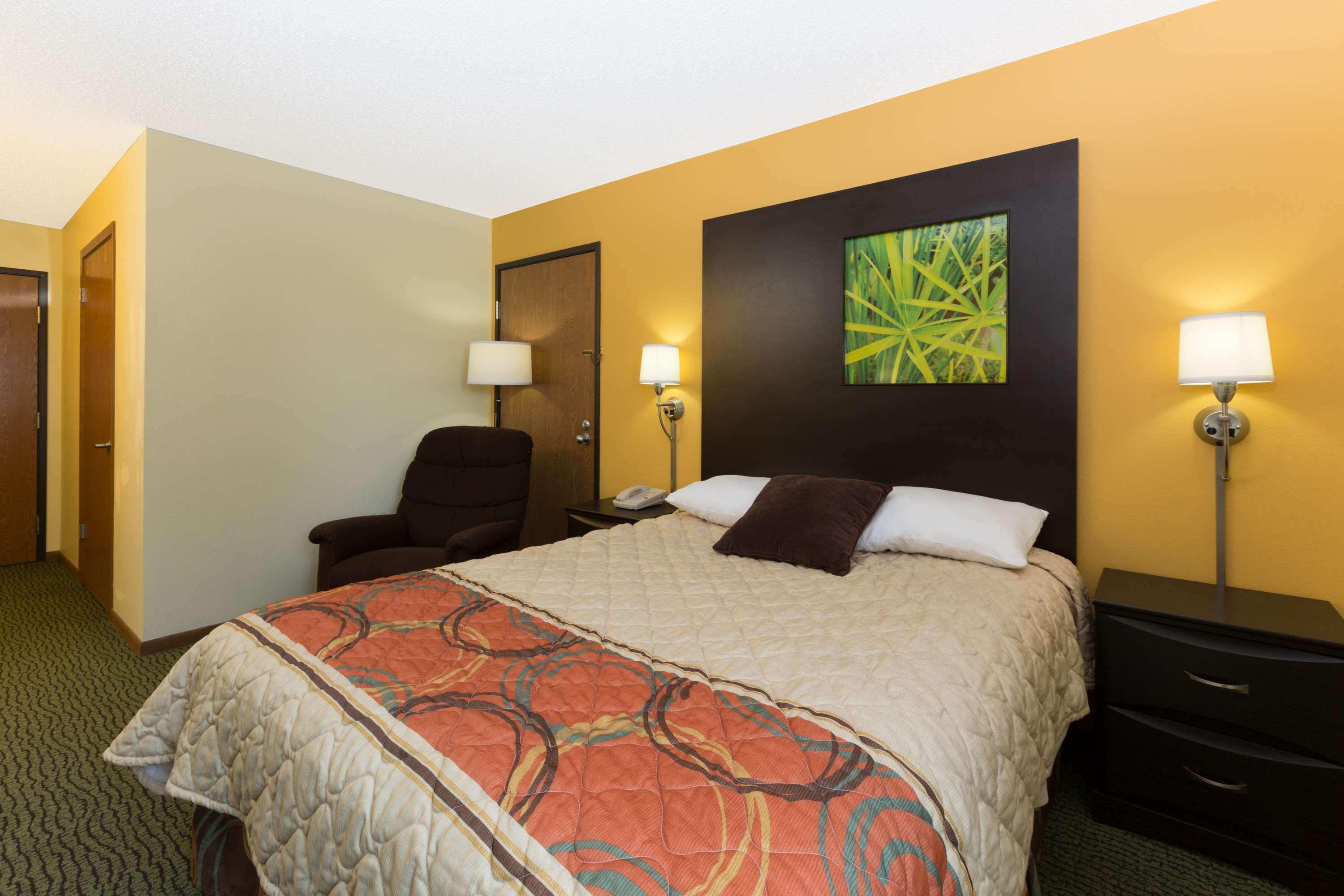Super 8 by Wyndham Perry IA — photo 4