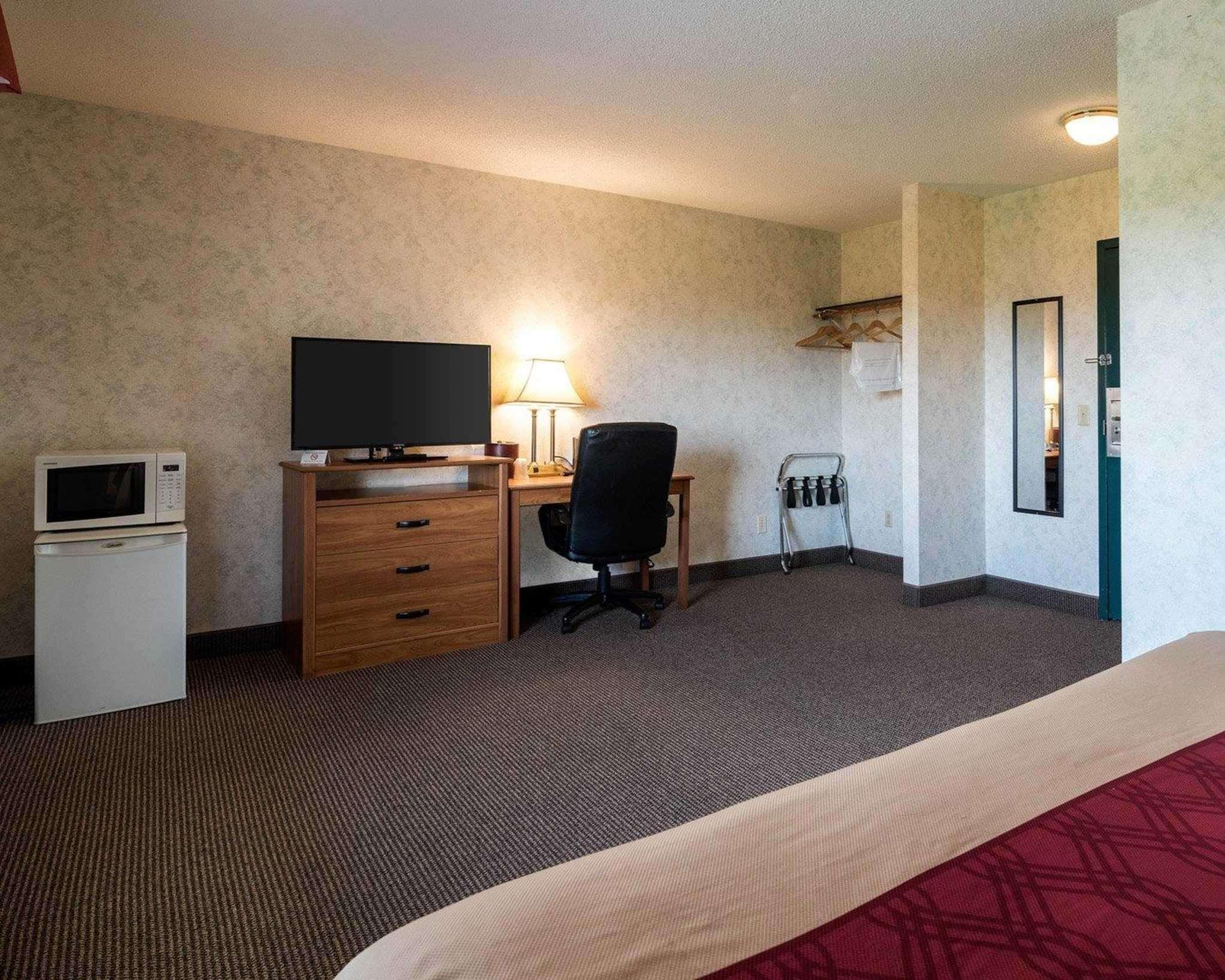 Econo Lodge Inn & Suites — photo 5