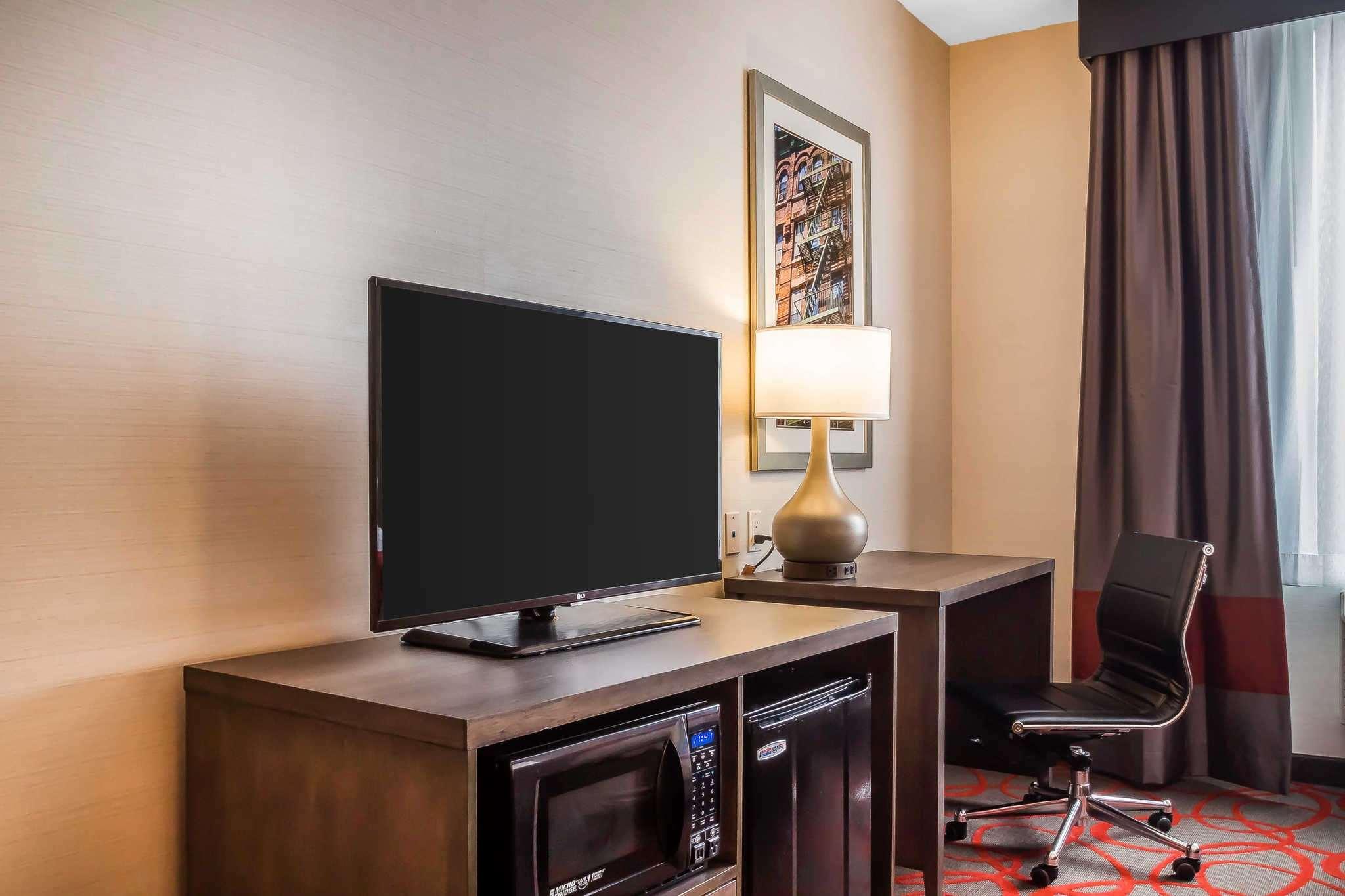 Comfort Inn & Suites Near Stadium — photo 4