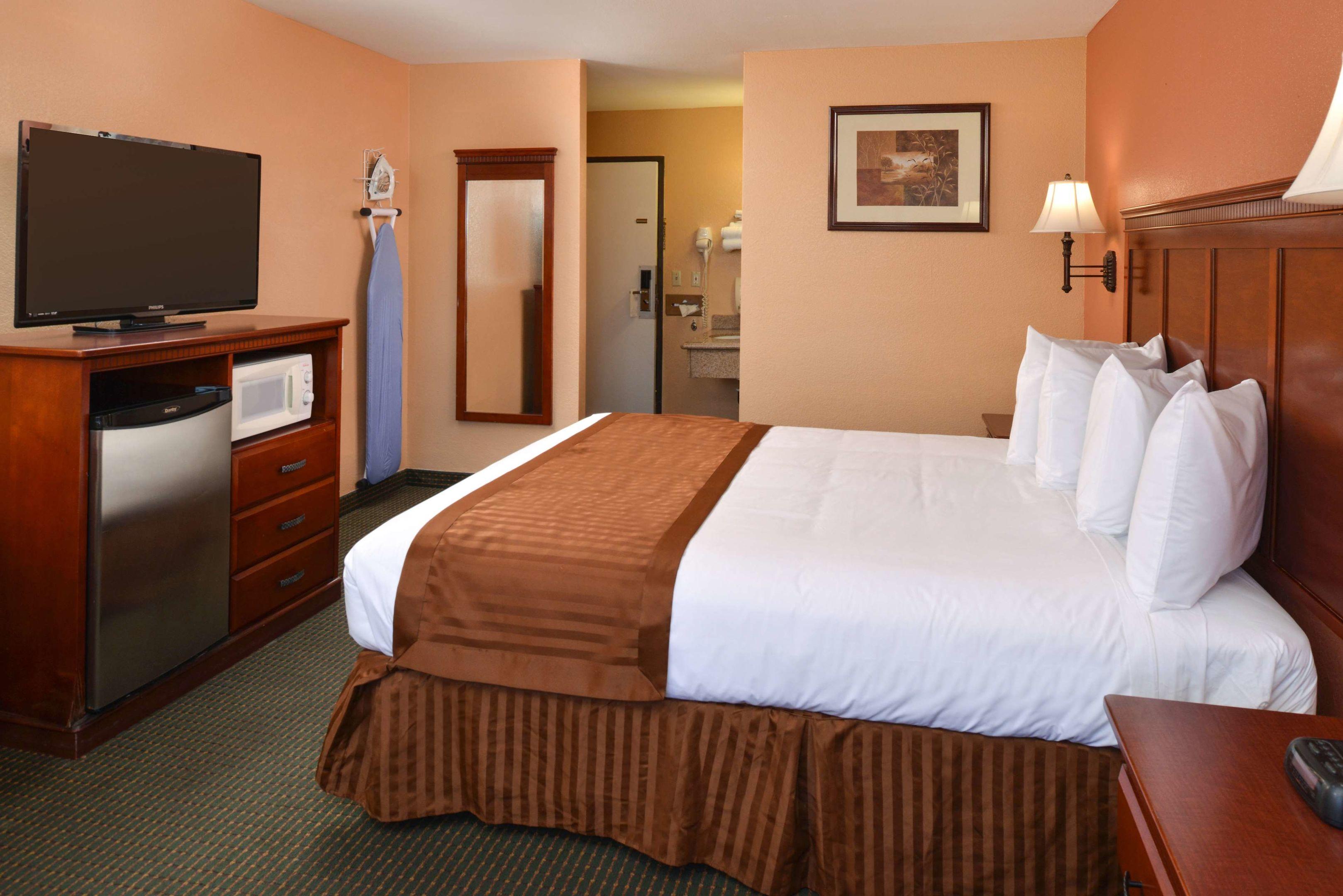 Americas Best Value Inn & Suites-East — photo 5