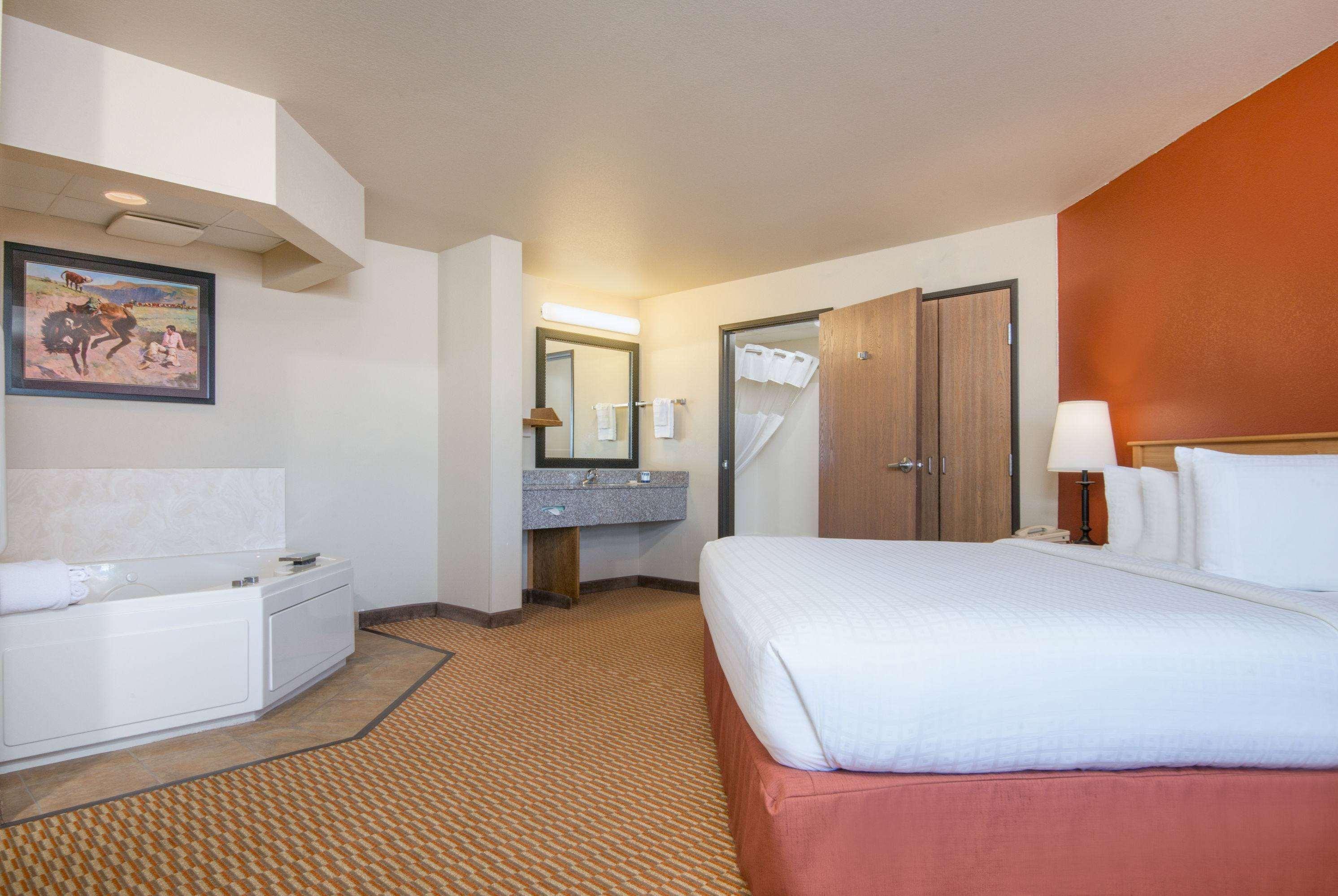 AmericInn by Wyndham Pampa Event Center — photo 3