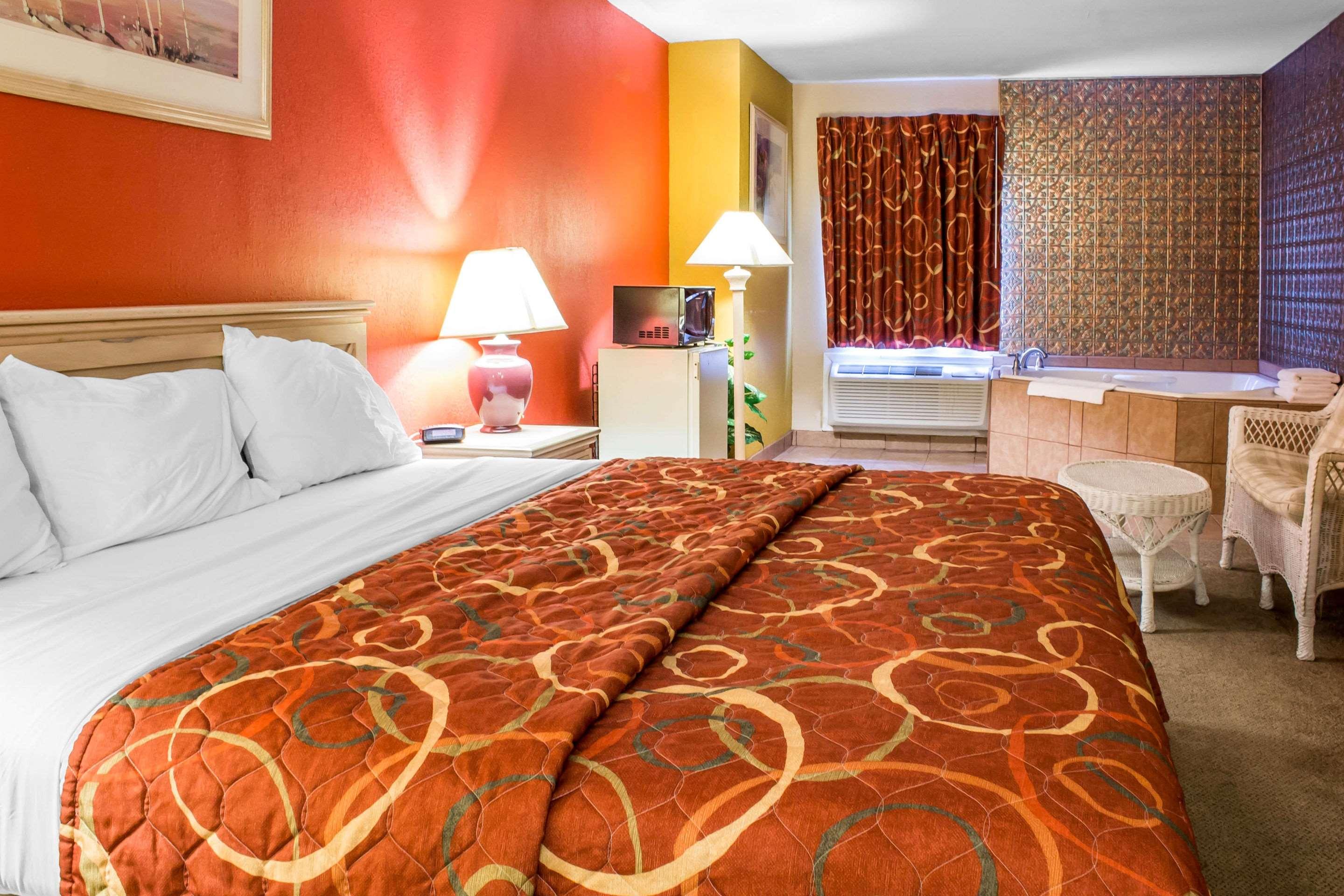 Econo Lodge  Inn & Suites — photo 5