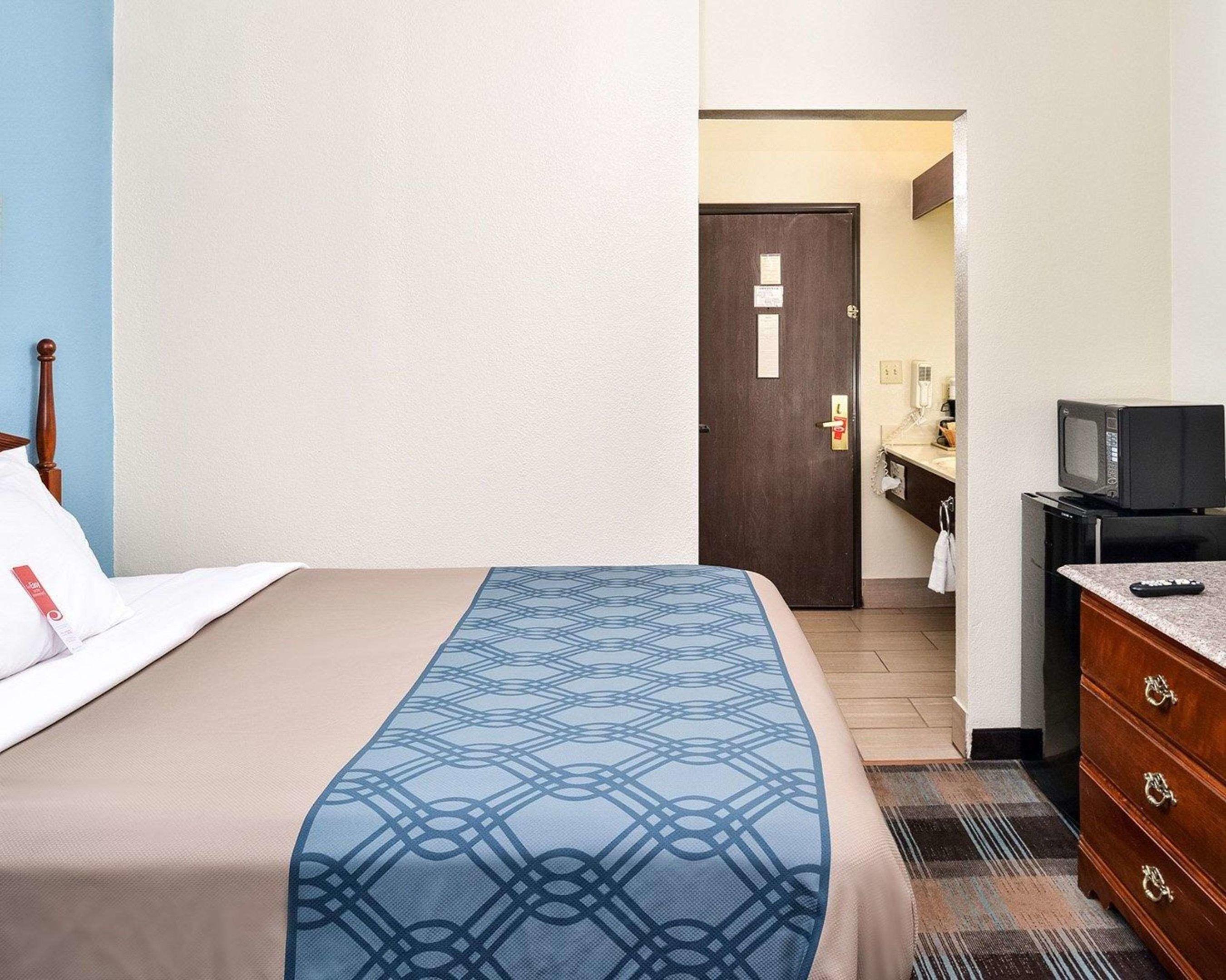 Econo Lodge Inn & Suites — photo 5