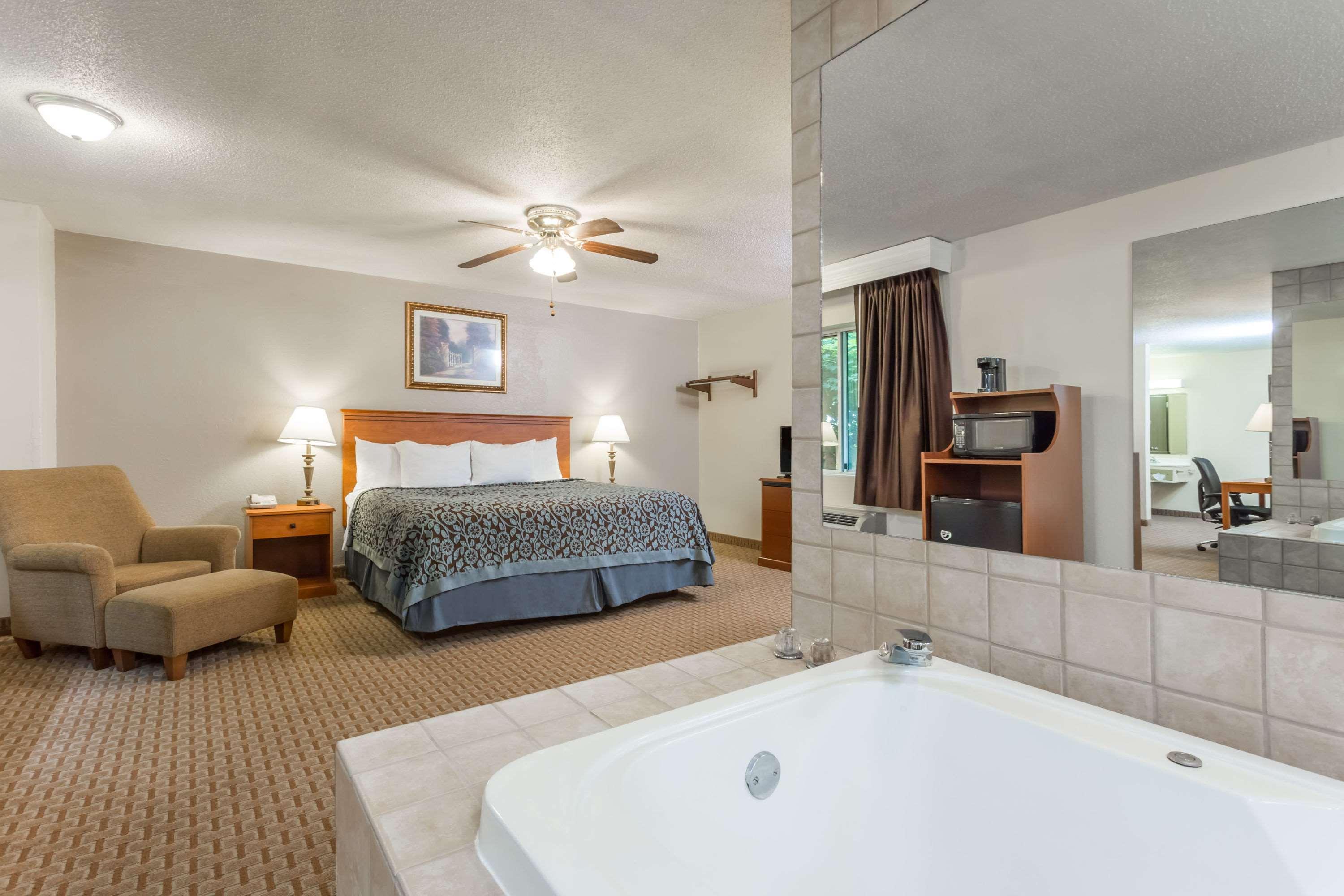 Days Inn And Suites Kaukauna — photo 5