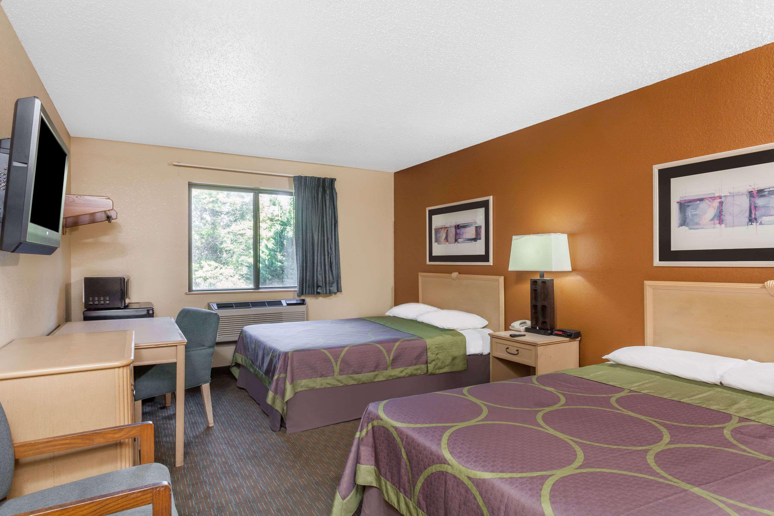 Super 8 by Wyndham Charlotte/Amusement Park Area — photo 4