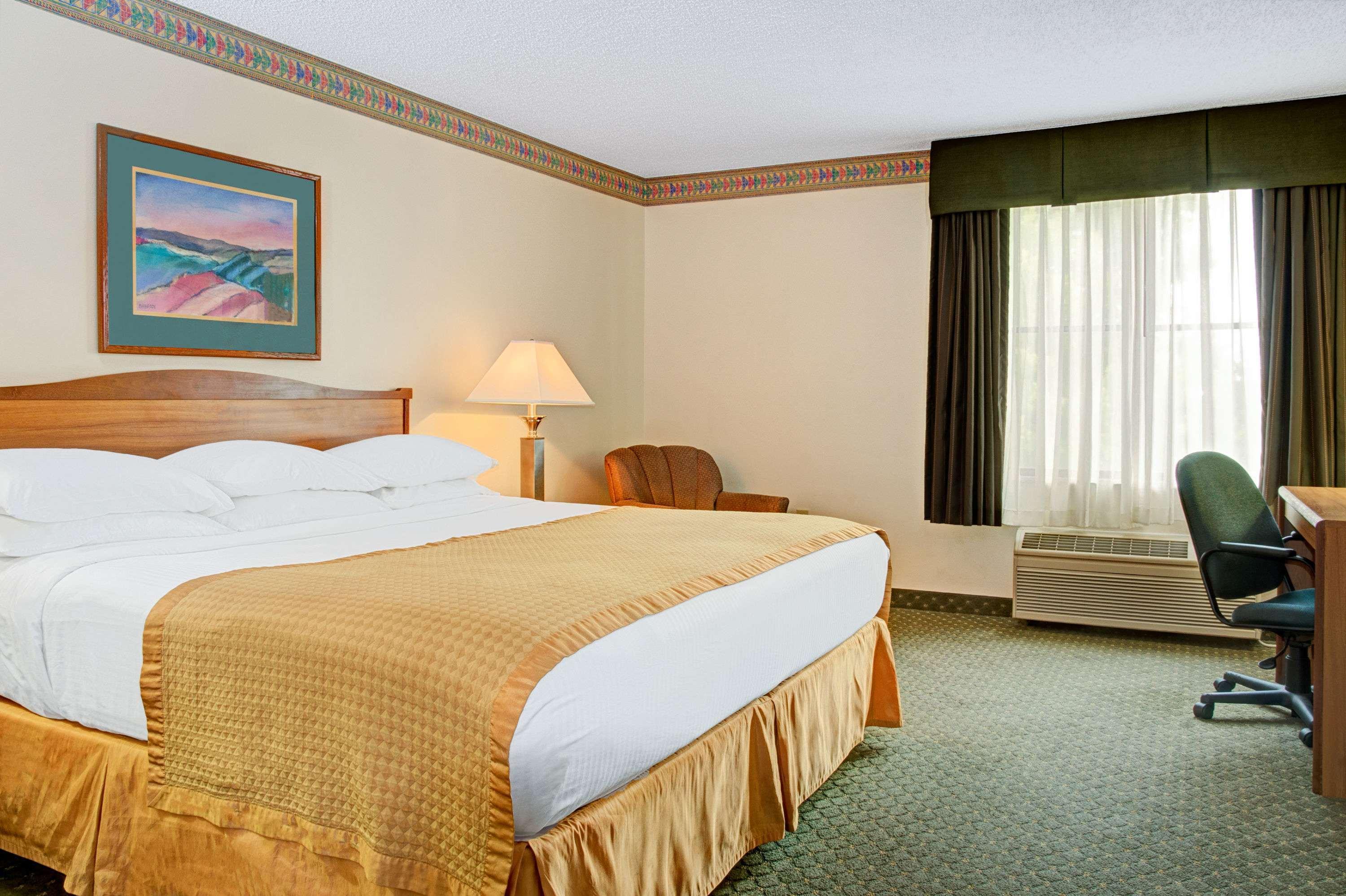 Baymont Inn & Suites Conroe — photo 5