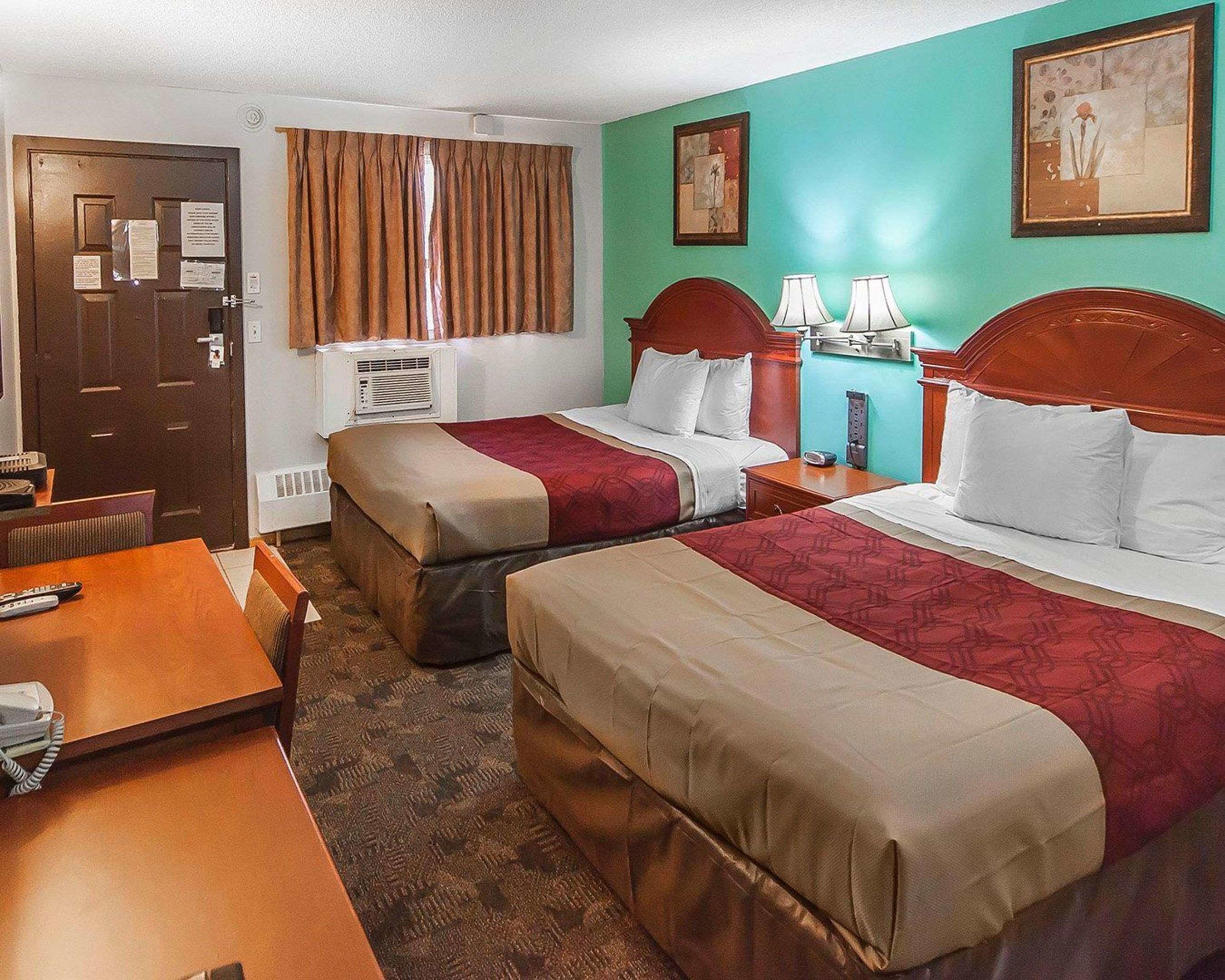 Econo Lodge Inn & Suites — photo 5