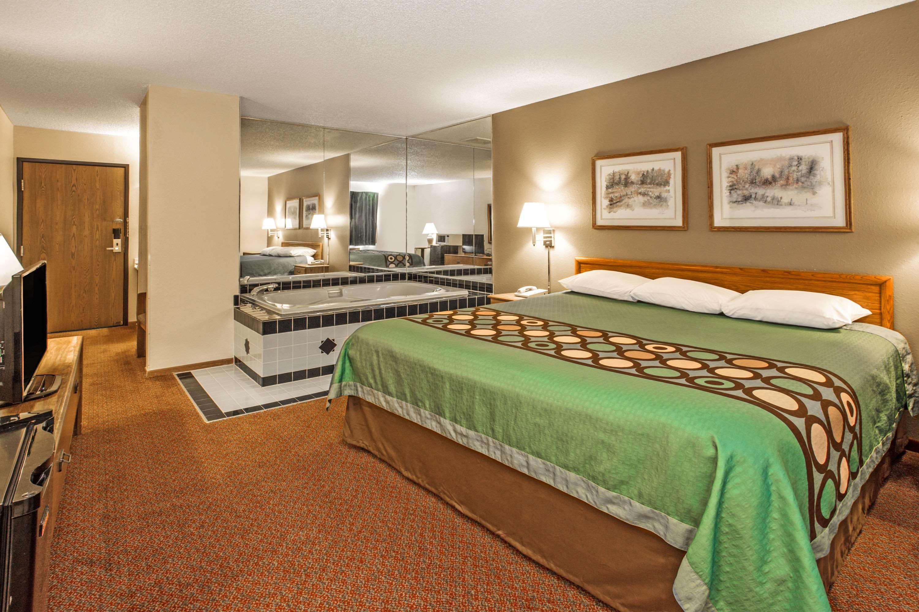 Super 8 by Wyndham Watertown WI — photo 3