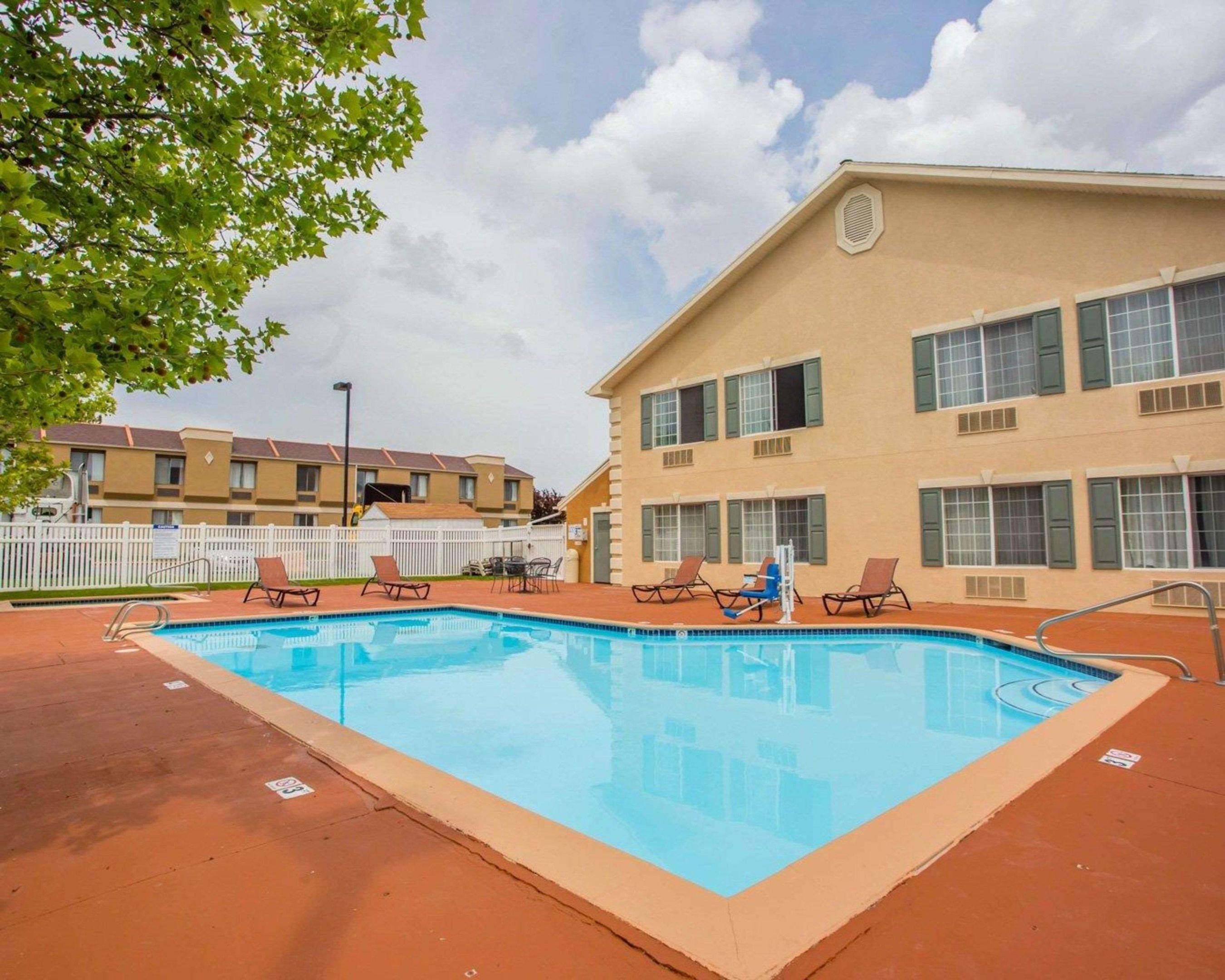 Quality Inn & Suites Airport West — photo 4