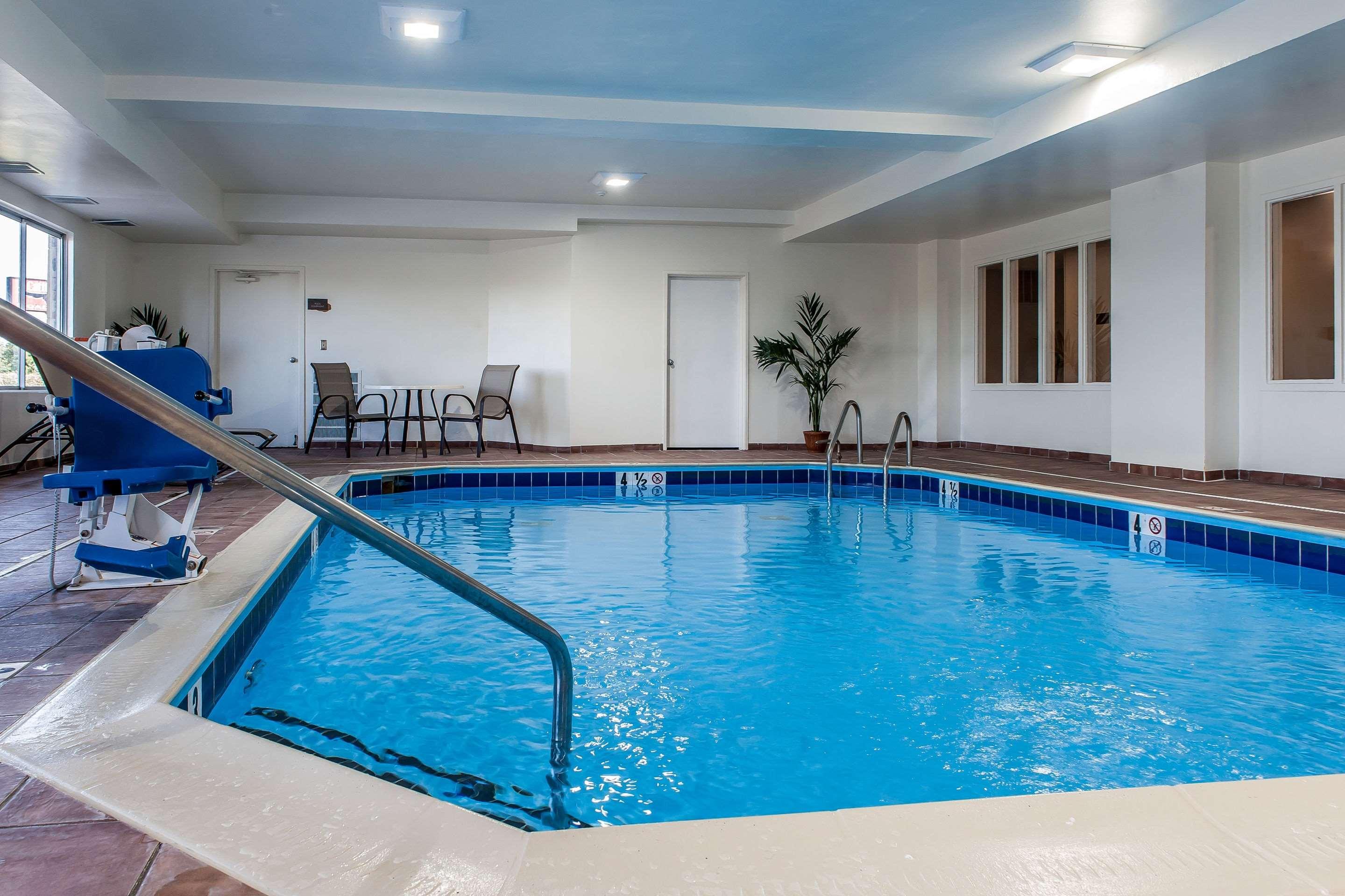 Comfort Inn & Suites — photo 4