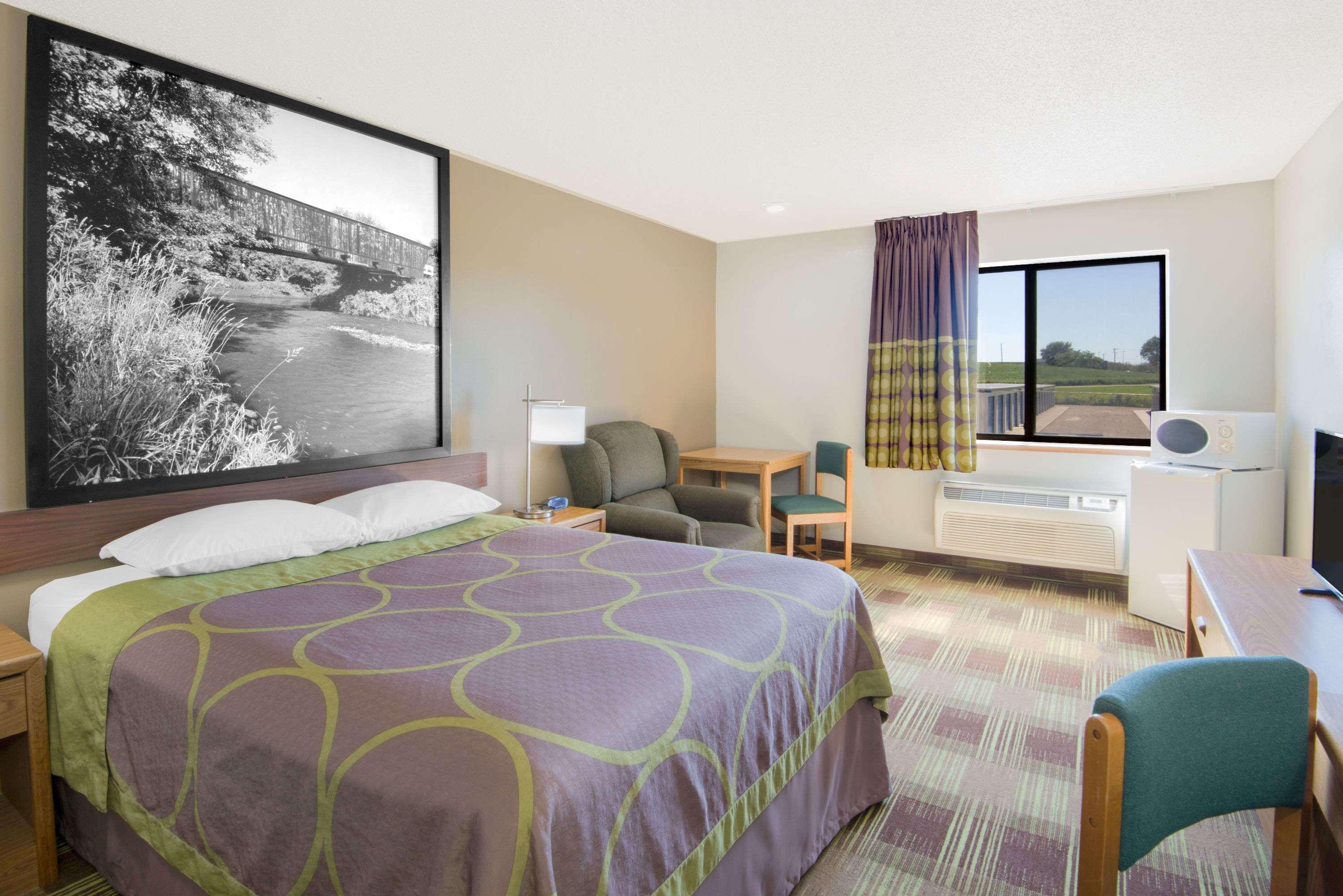 Super 8 by Wyndham Toledo — photo 4