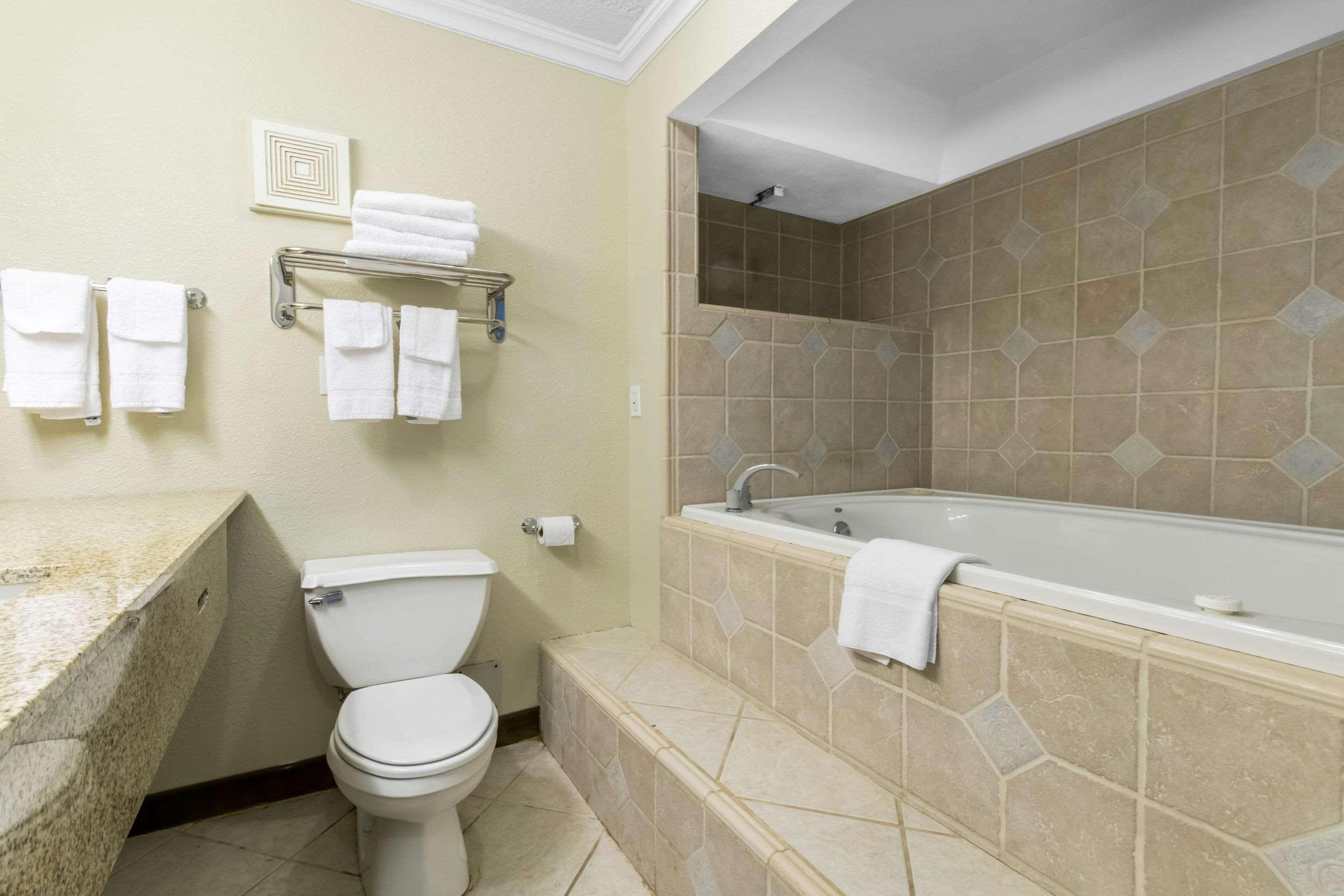Quality Inn & Suites — photo 5