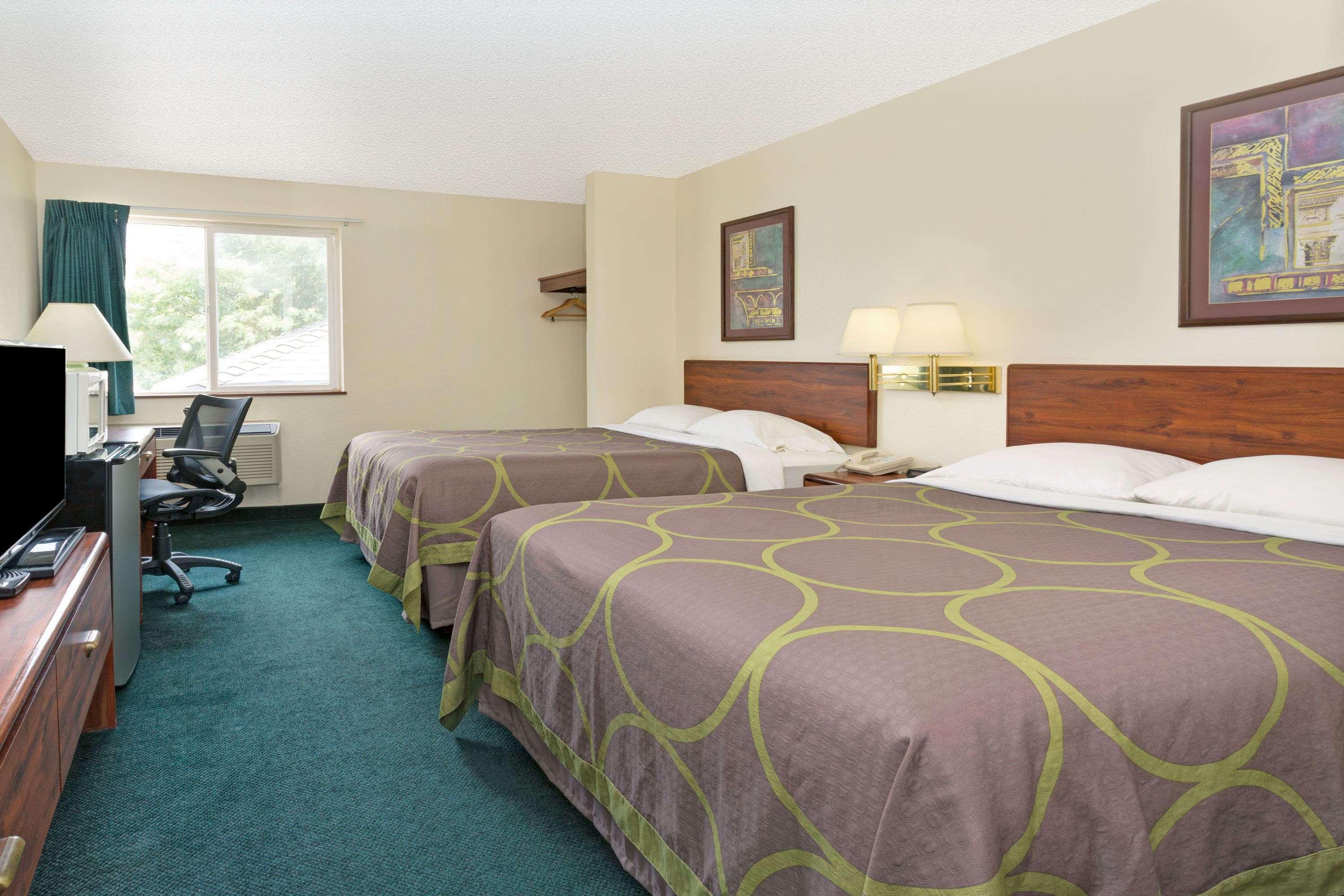 Super 8 by Wyndham Windsor — photo 3