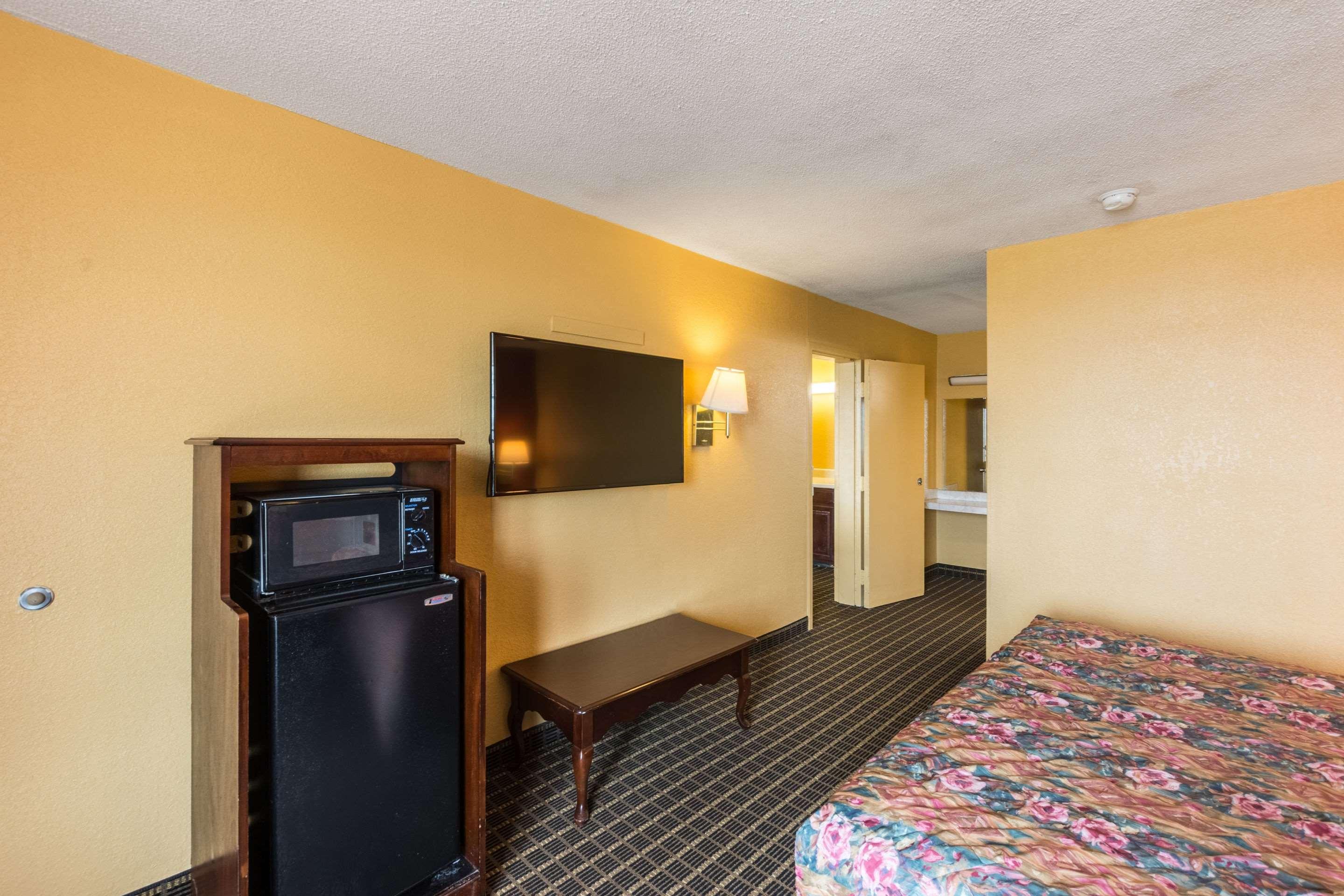 Econo Lodge Inn & Suites — photo 5