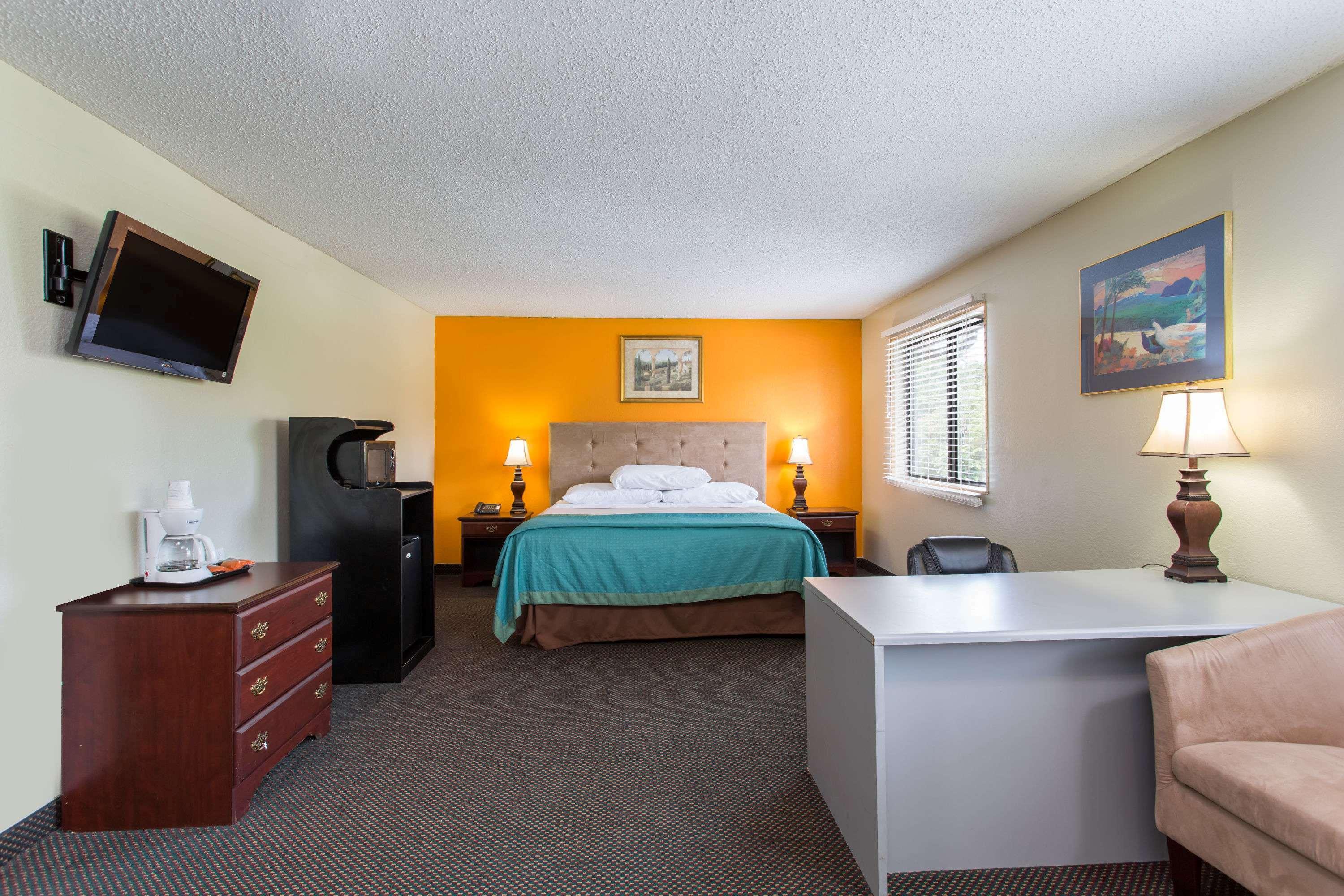 Super 8 by Wyndham Greensboro/Coliseum/Conv. — photo 4