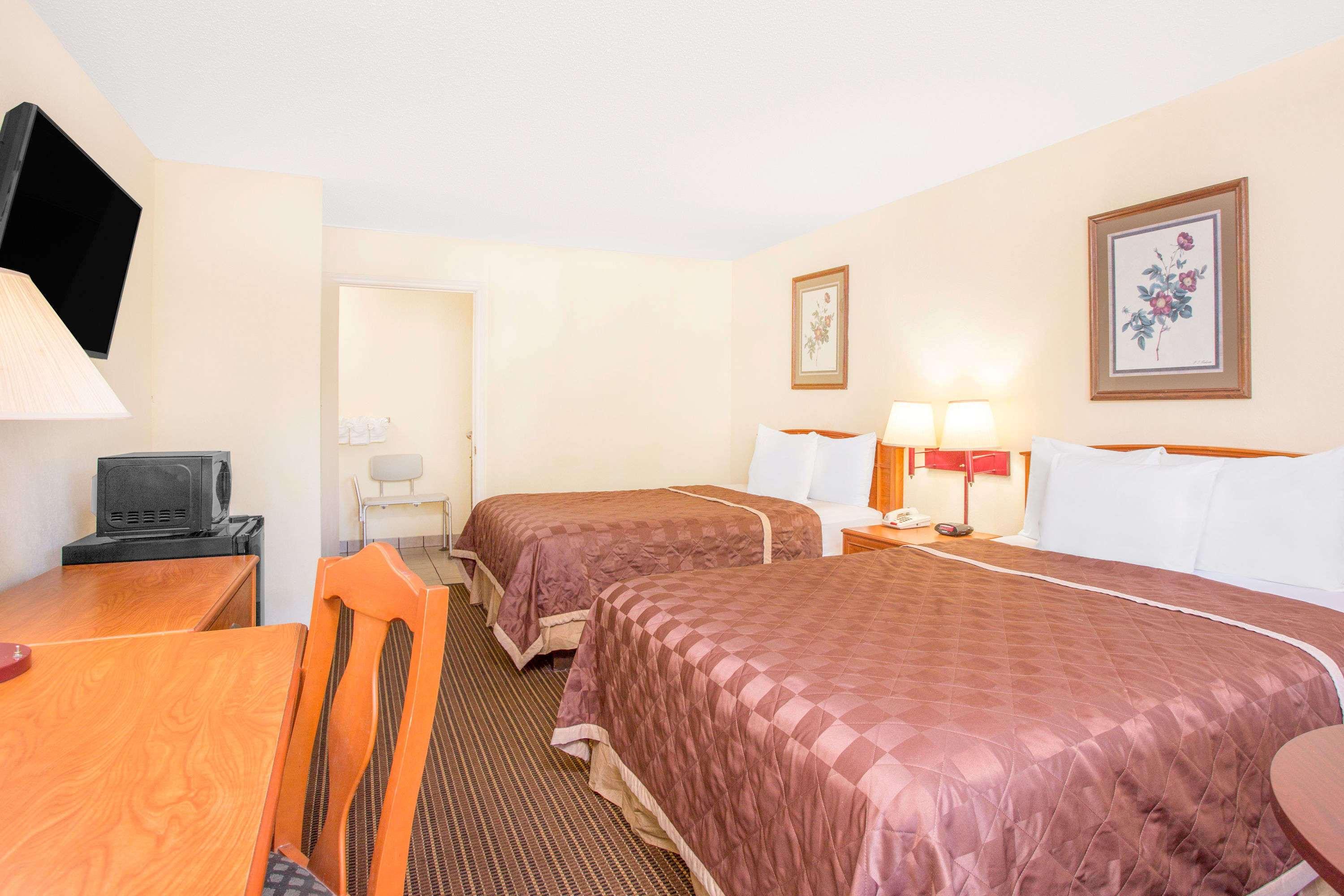Days Inn by Wyndham Spartanburg Waccamaw — photo 4