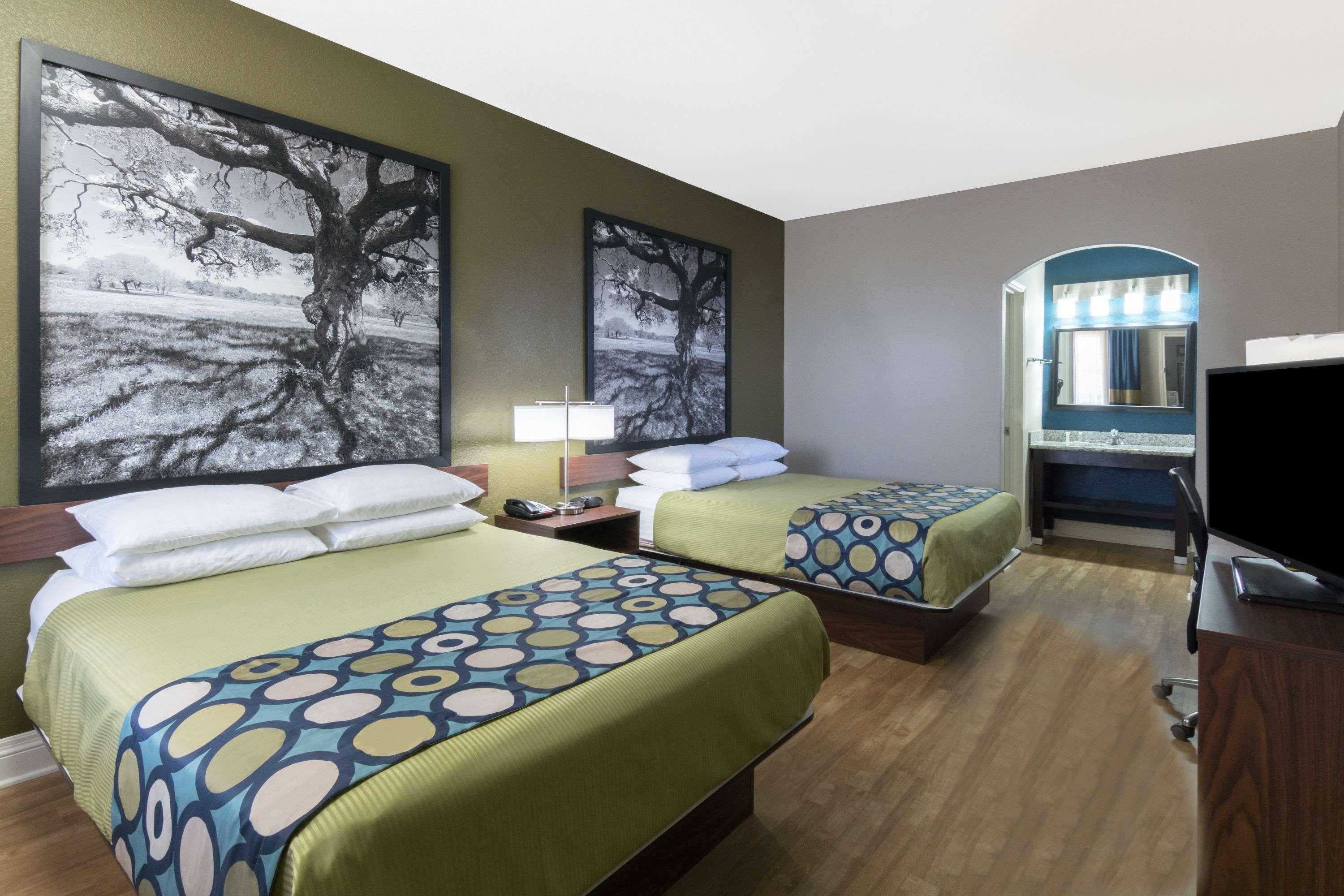 Super 8 by Wyndham San Antonio Near Fort Sam Houston — photo 4