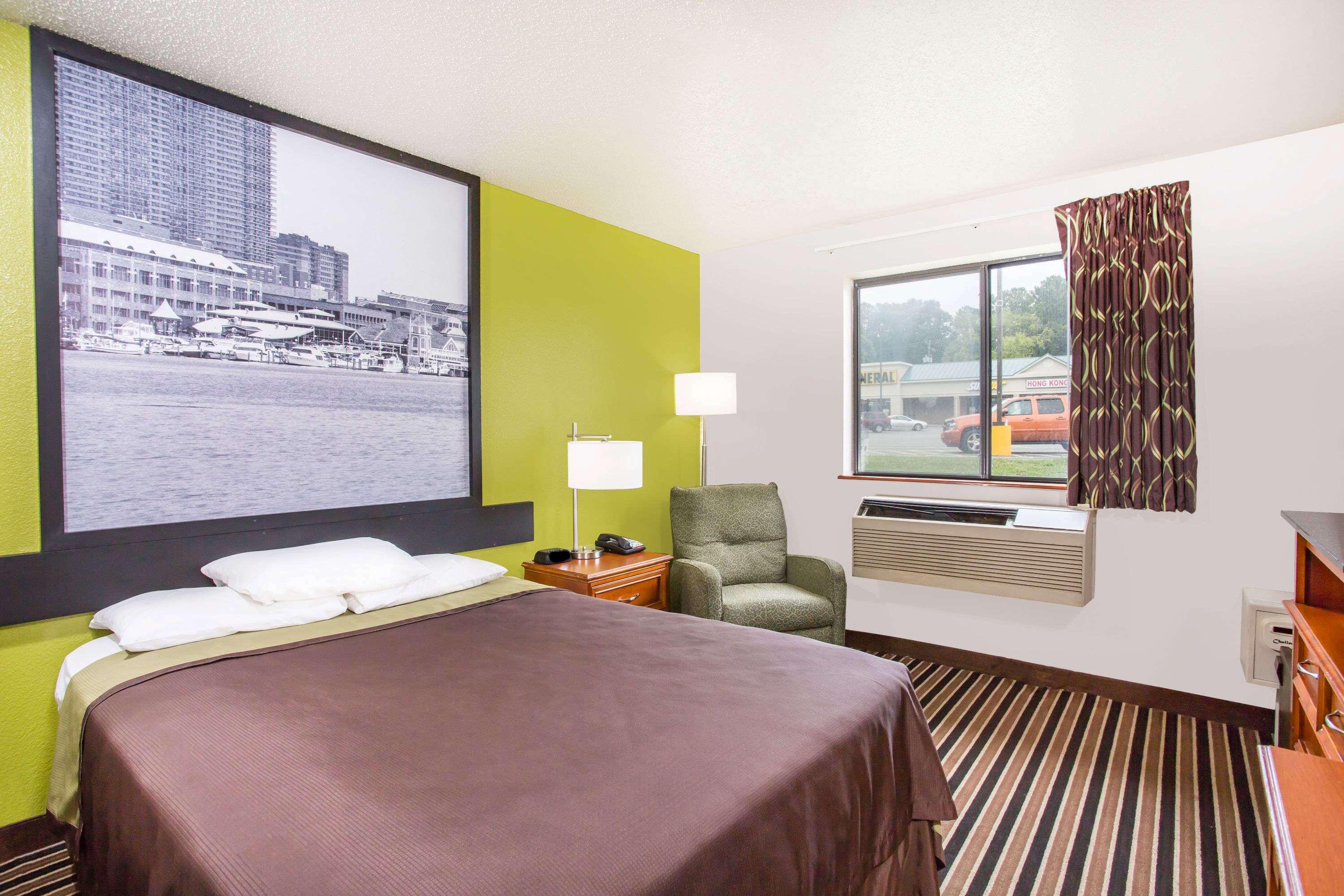 Super 8 by Wyndham South Boston VA — photo 4