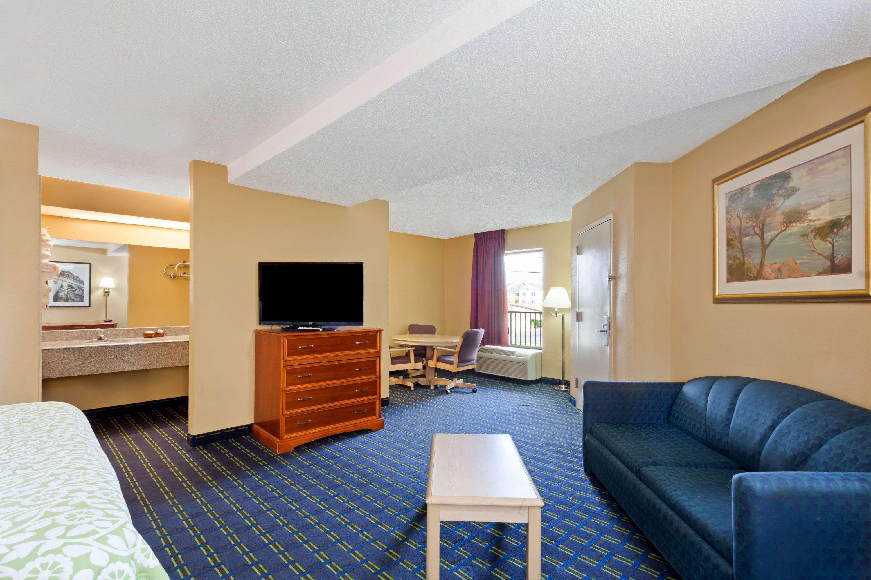 Days Inn by Wyndham Memphis - I40 and Sycamore View — photo 3