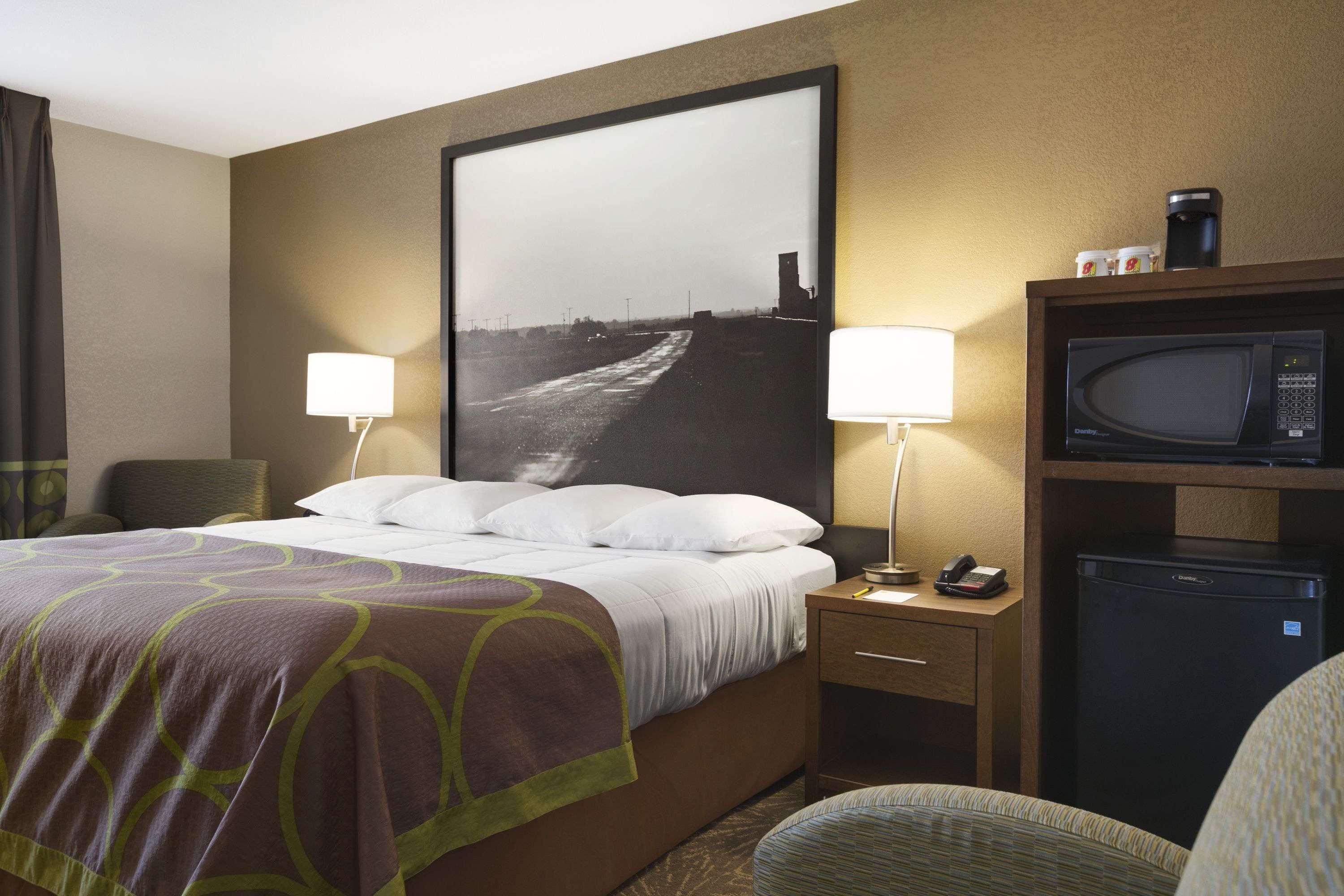 Super 8 by Wyndham Lloydminster — photo 4