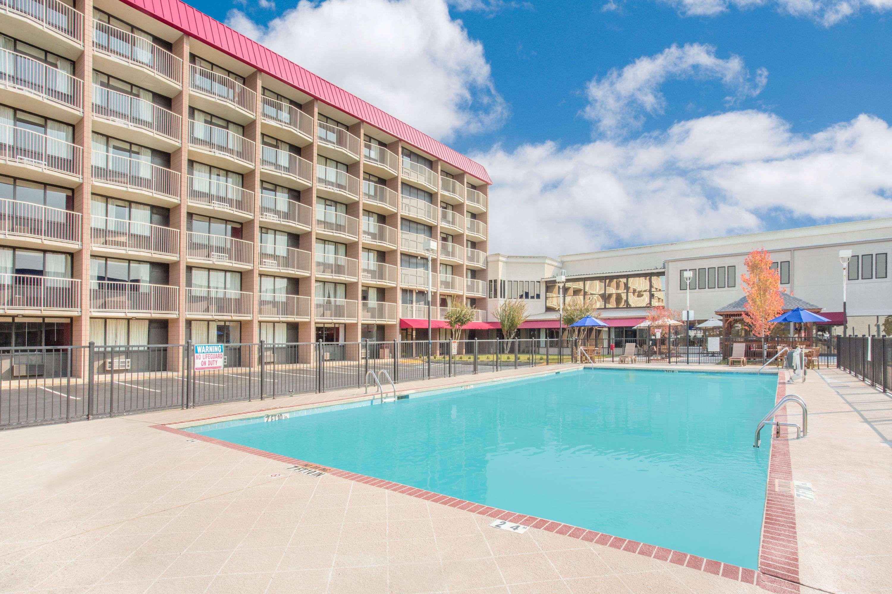 Ramada Plaza by Wyndham Fayetteville Fort Bragg Area — photo 3