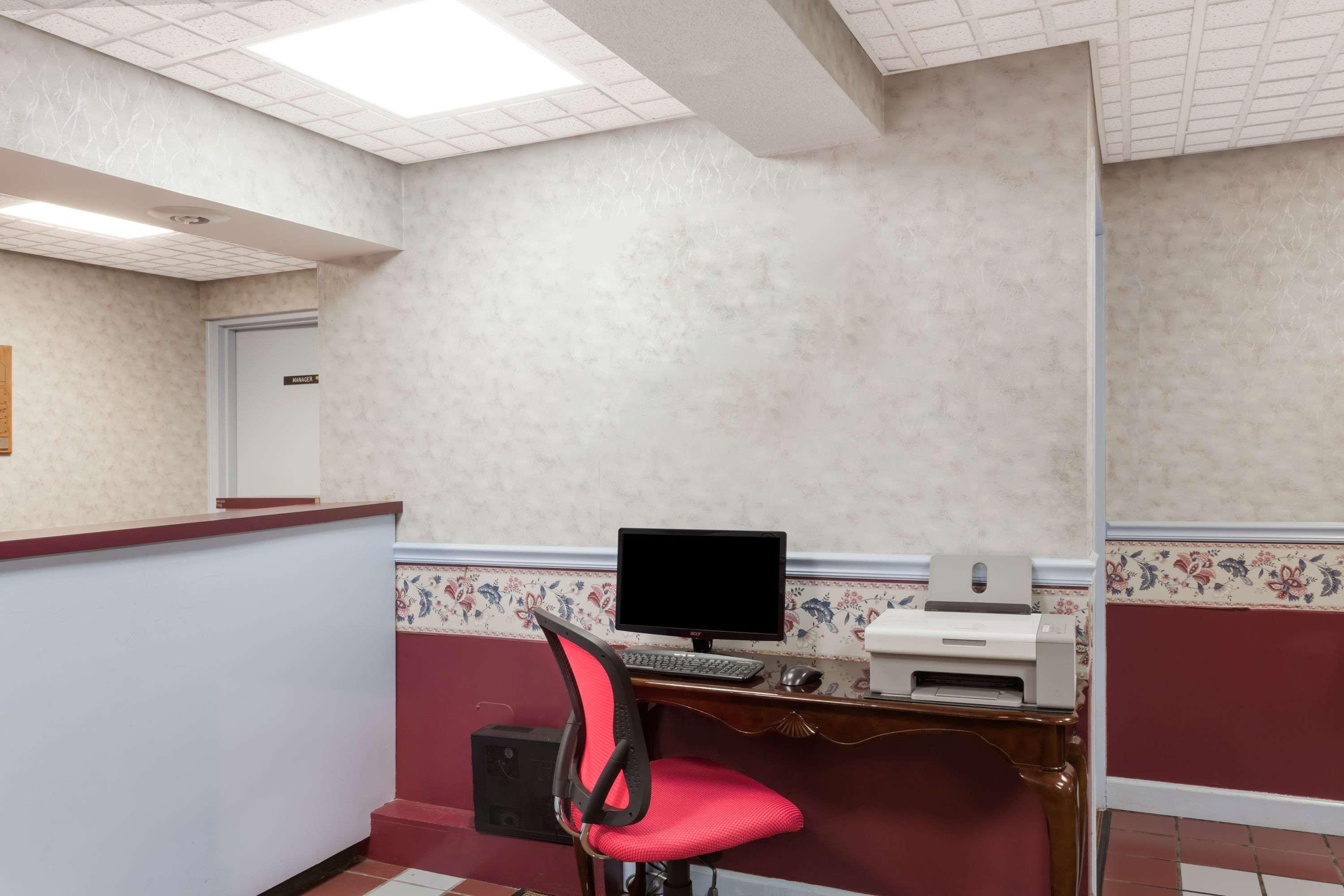 Travelodge by Wyndham Clarksville — photo 4