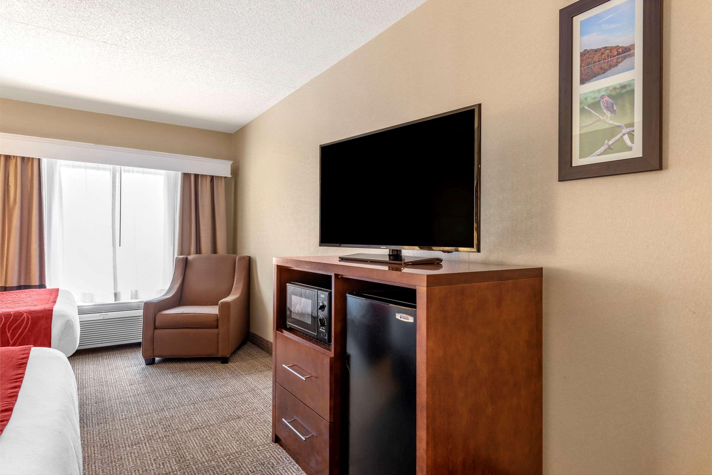 Comfort Inn & Suites — photo 4