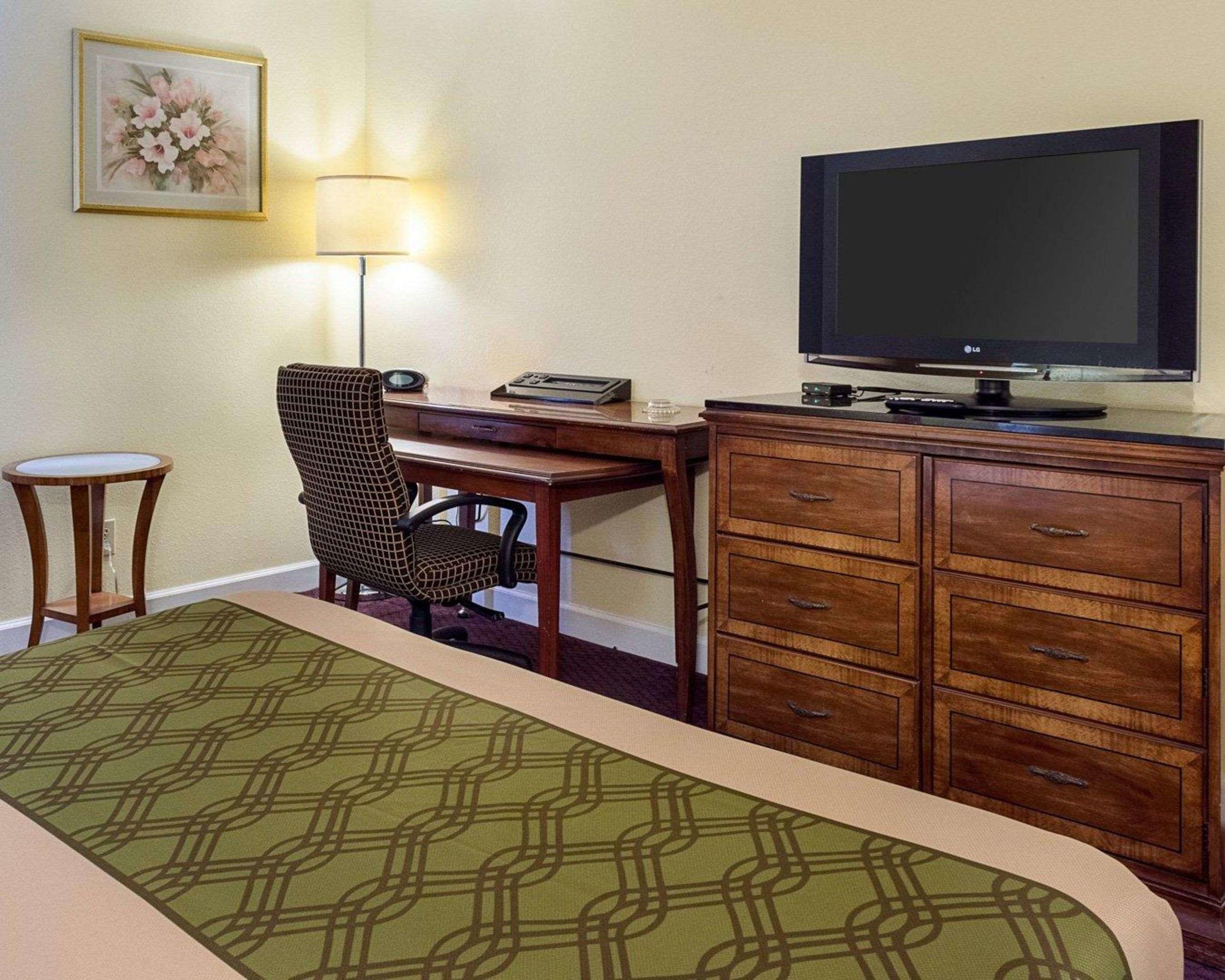 Econo Lodge Inn & Suites Carrollton Smithfield — photo 4
