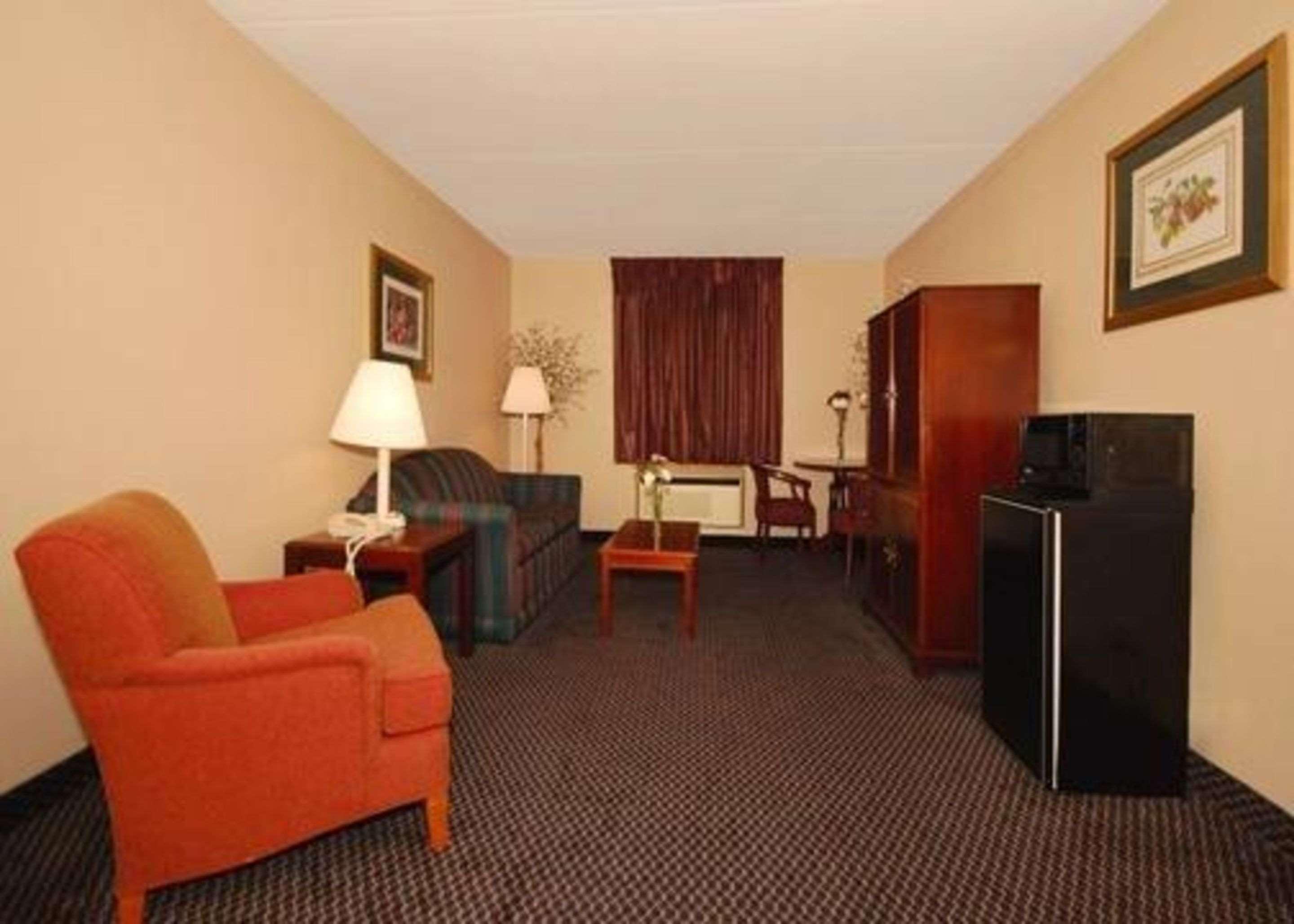 Econo Lodge Inn & Suites — photo 5