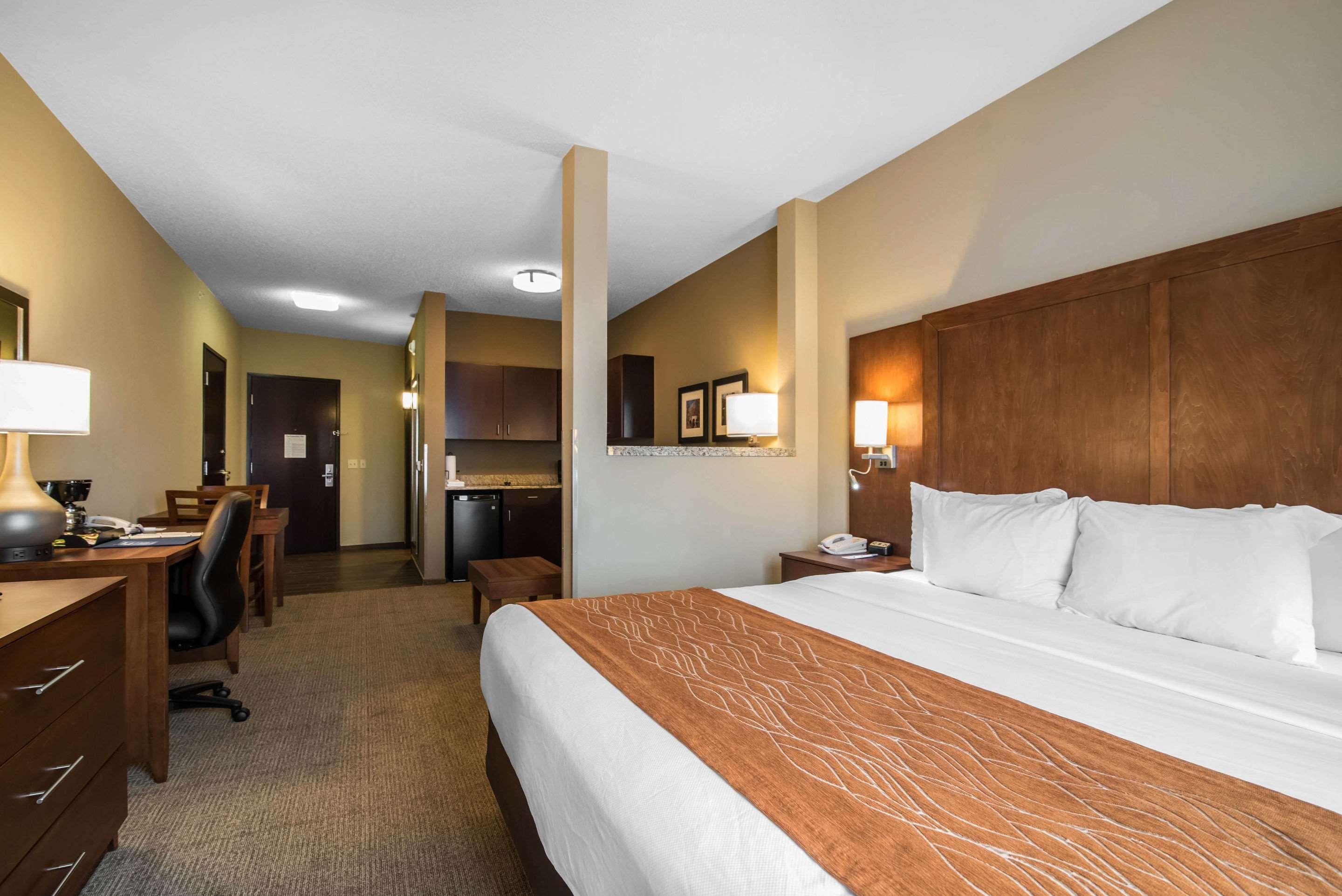 Comfort Inn & Suites — photo 4